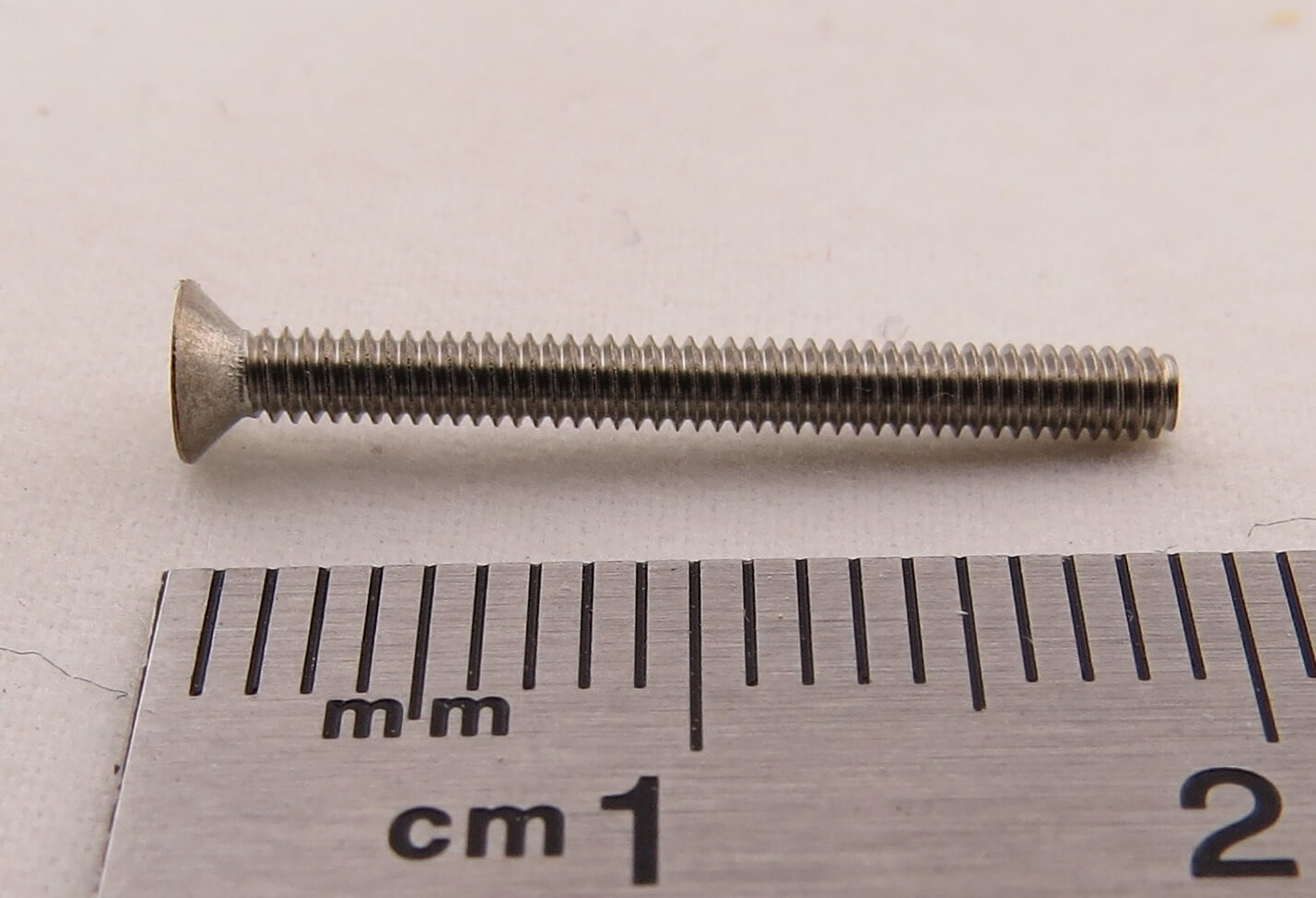 100 Senkschrauben mit Innensechsrund,    M2x20mm. DIN 965, N