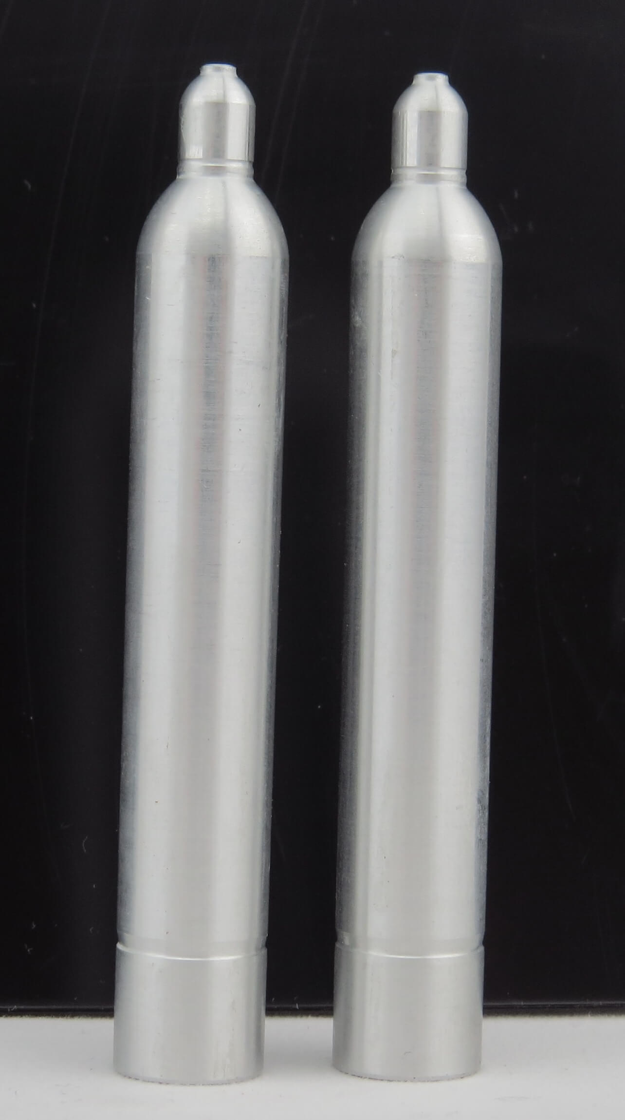 2 Gasflaschen 75x11mm, Alu, gedreht. Vollmaterial