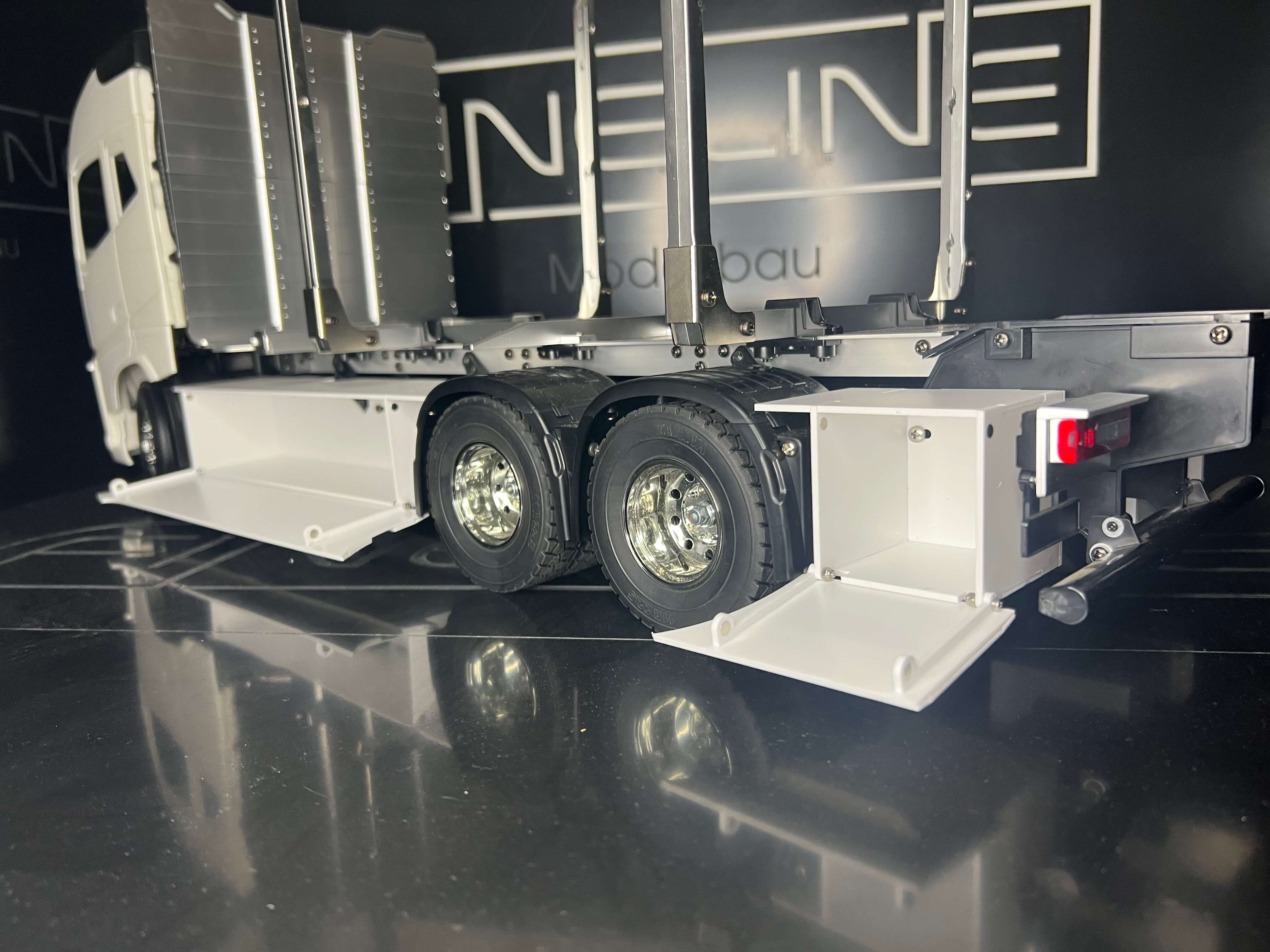 FineLine Staukisten Hinten im Volvo FH16 Look Holzzug       