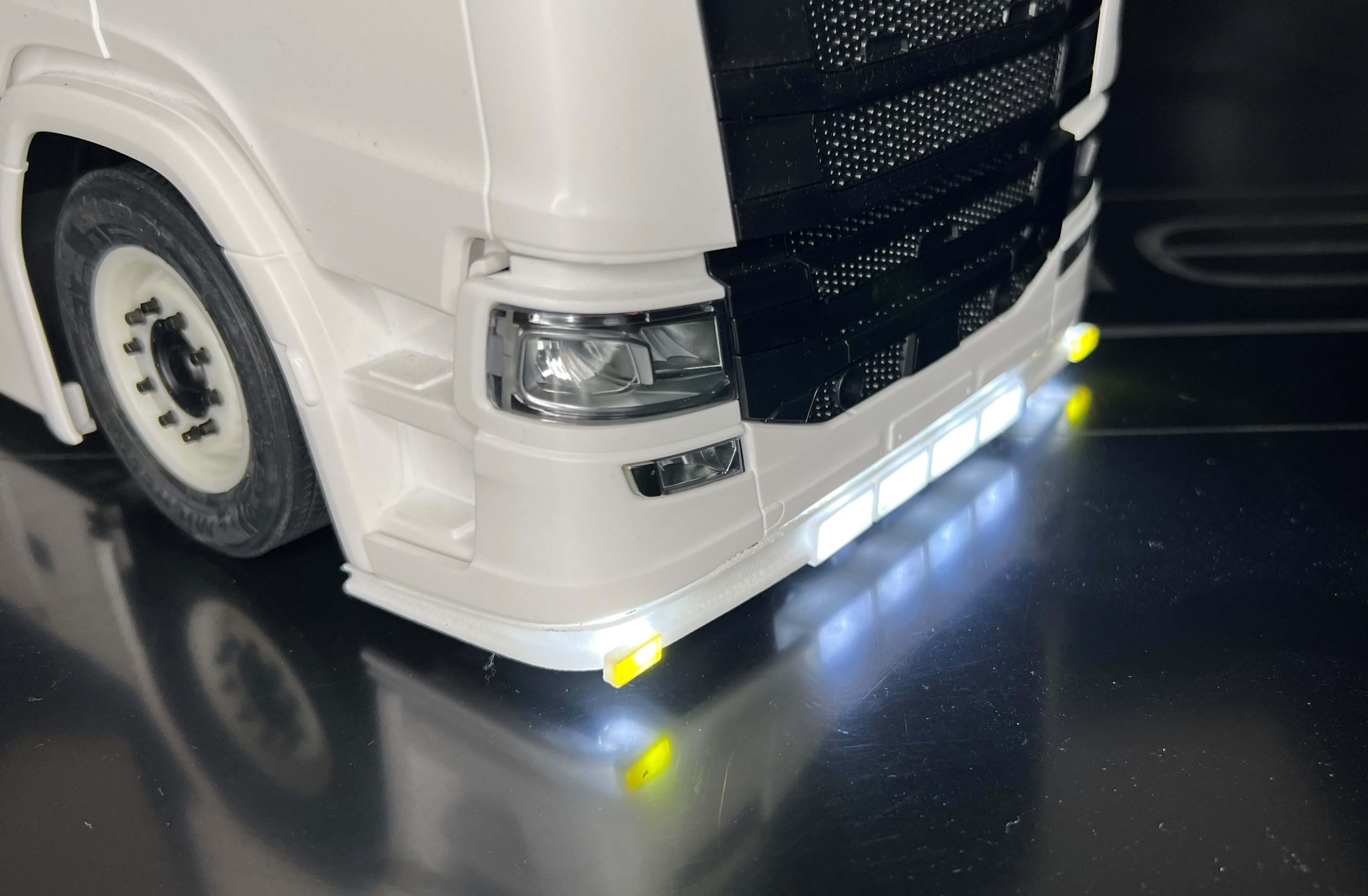 FineLine Spoilerlippe No. 4 für Scania 770 S von Tamiya