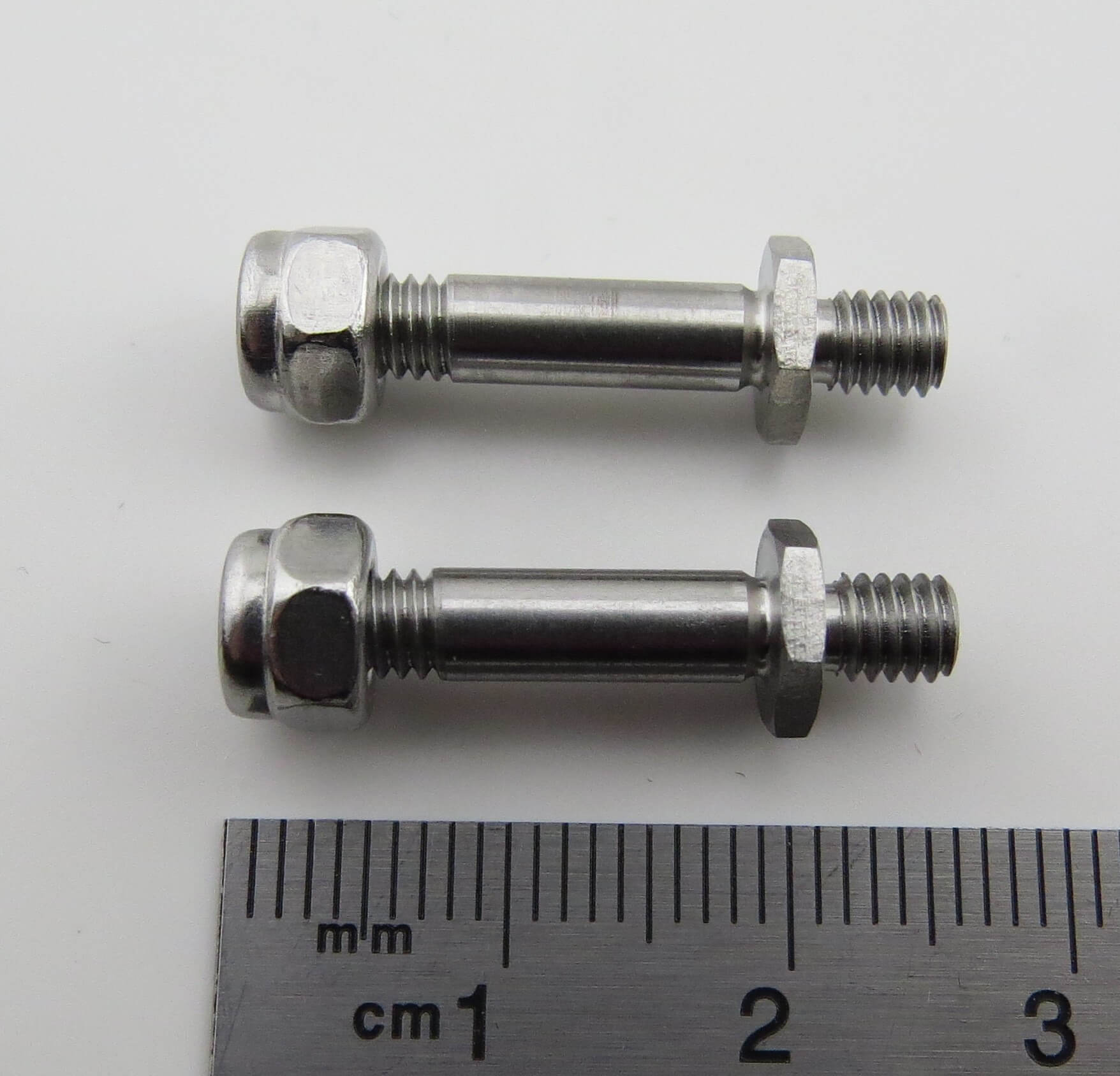 Jeu de deux embouts d'essieu pour essieux de 4 mm. En acier inoxydable. 4 mm