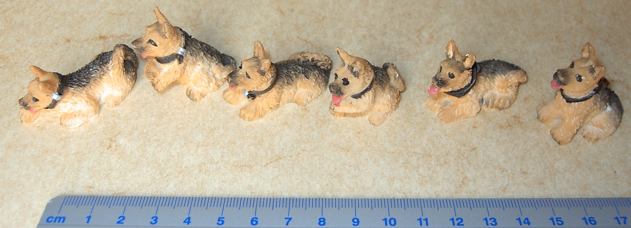 Schäferhund ca. 3-4cm hoch, verschieden  Typen, bemalt, je  