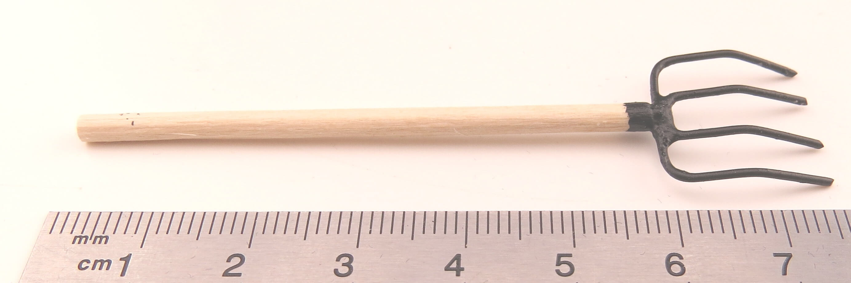 Mist-Gabel 4 Zinken schwarz, 7,5cm. Mit Holzstiel. Zinken