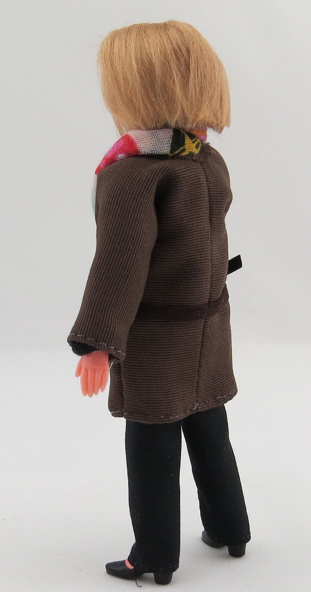 1x Biegepuppe FRAU ca. 13cm hoch mit braunem Trenchcoat