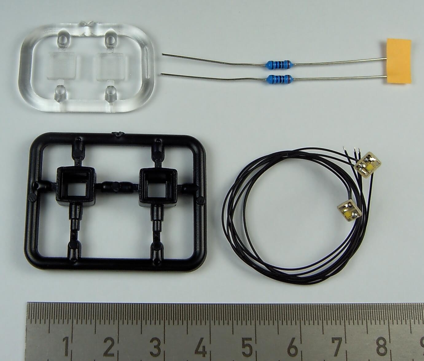 2 Rechteckscheinwerfer mit LED-Beleucht- ung für 12V 2 Rechteckscheinwerfer mit LED-Beleuchtung für 12V