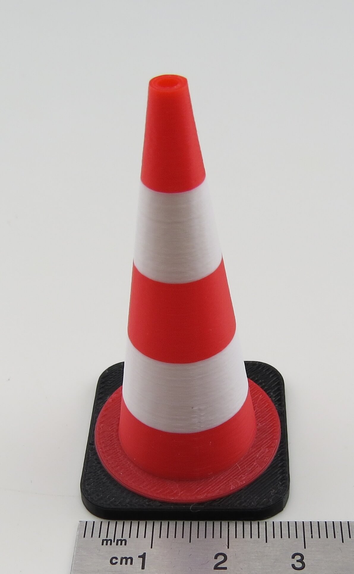 Trafik konisi (orijinalinde 75 cm). Tamiya ölçeği. Kırmızı/beyaz/siyah