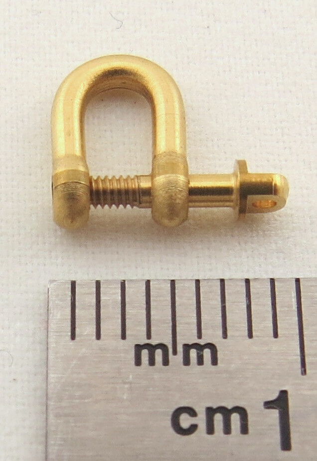 Schäkel ca. 8,6x5,6mm, mit Gewinde-Bolzen M1. Messing