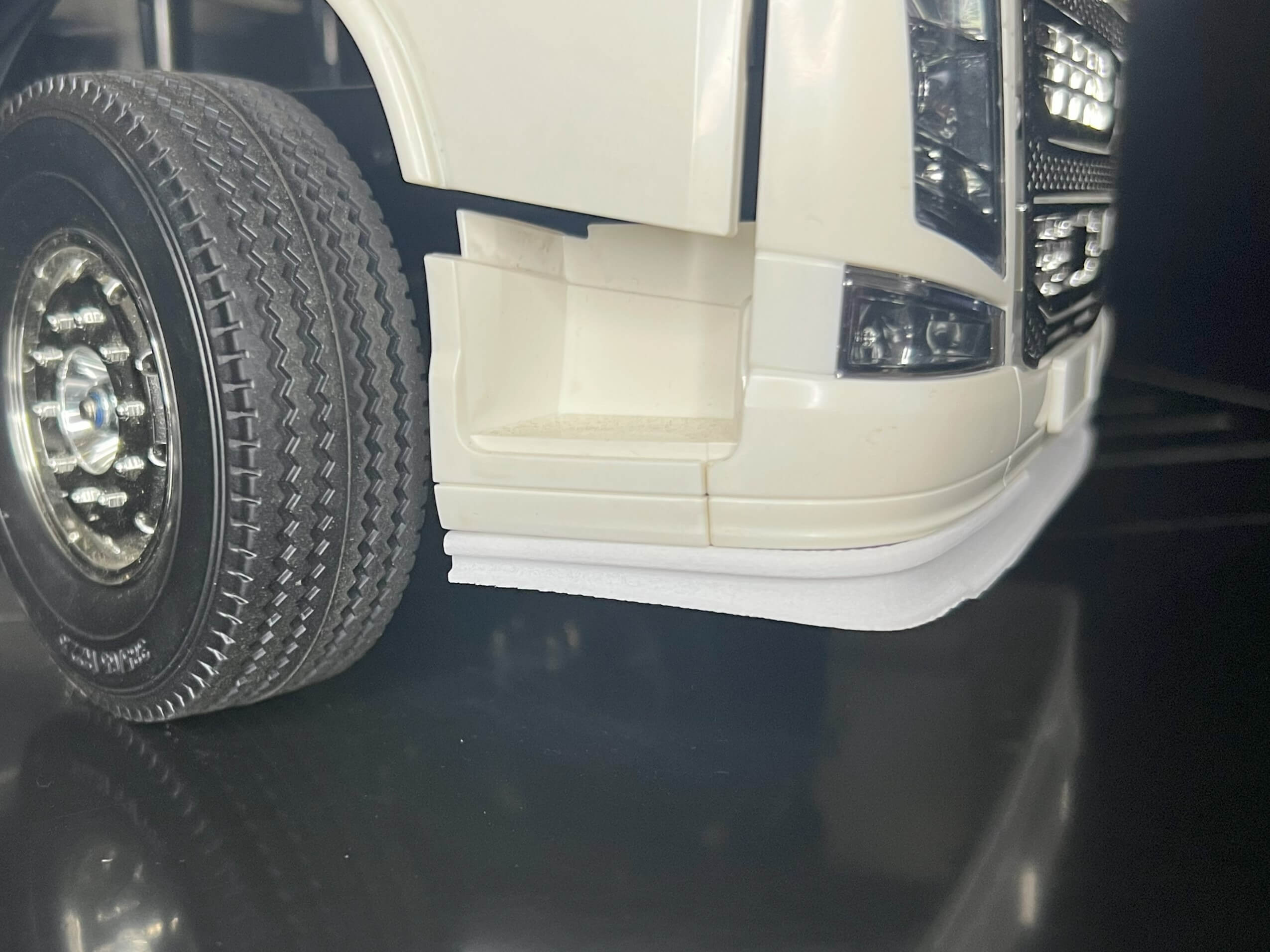 FineLine Spoilerlippe No. 2 für Volvo FH-16 von Tamiya