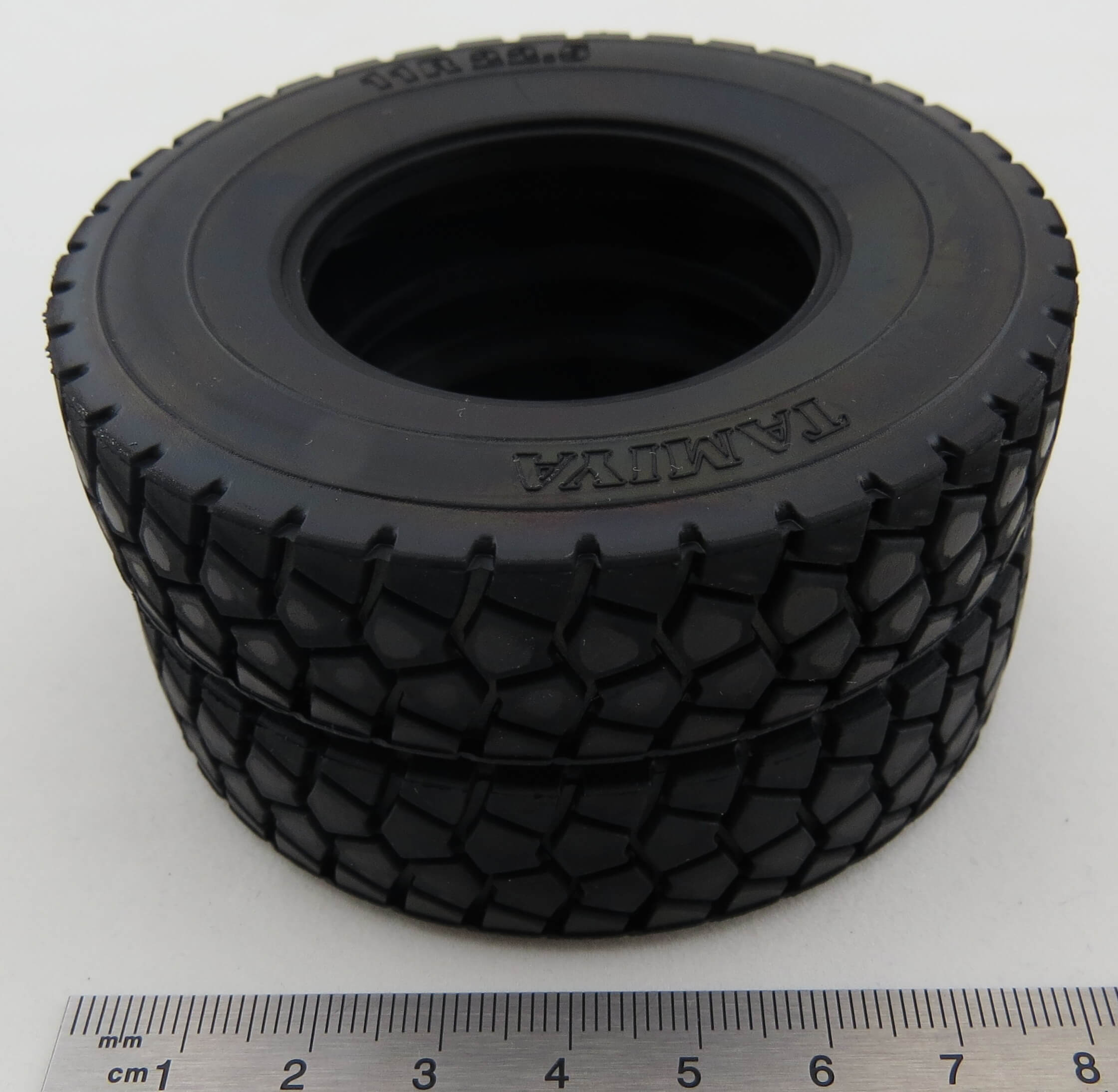 2 Geländereifen 11R22.5 Tamiya. Hohl- reifen. Außen:84mm