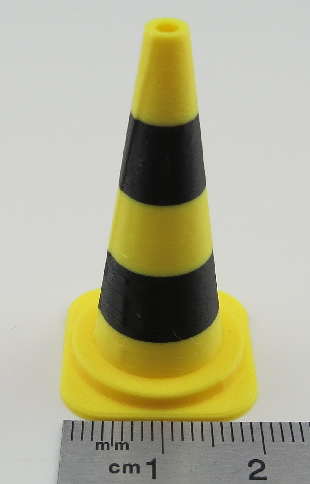 Trafik konisi (orijinalinde 50 cm). Tamiya ölçeği. Sarı/siyah