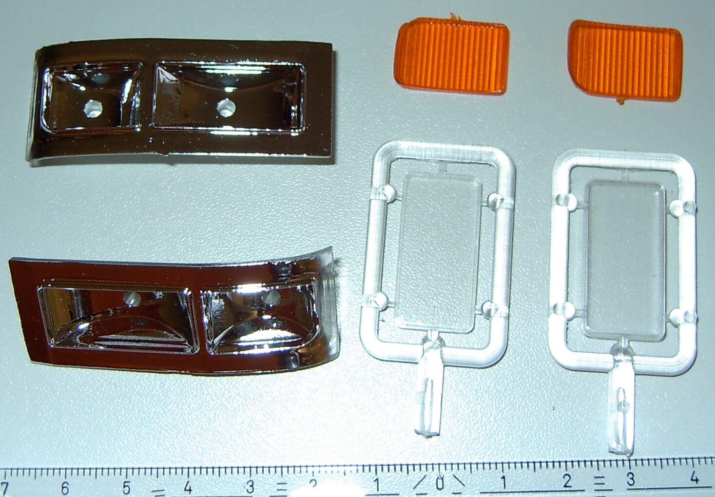 1 Satz Nebelscheinwerfer/Blinker für MAN TGA. Maßstab 1:8   