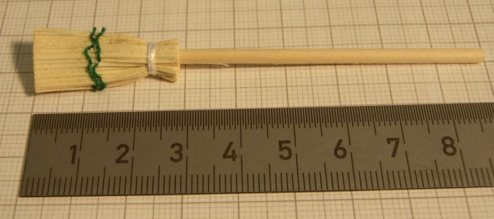 1 Strohbesen 9,0cm, flach, schmal, mit roter oder grüner