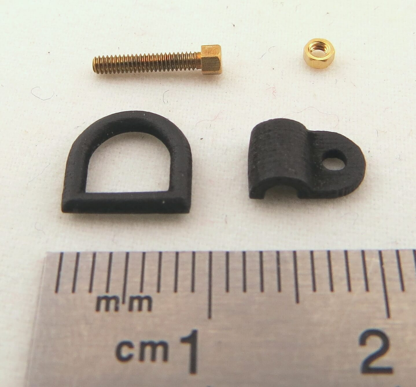 D-Ring mit Befestigungsmaterial, Messing-Feinguss. 1-seiti