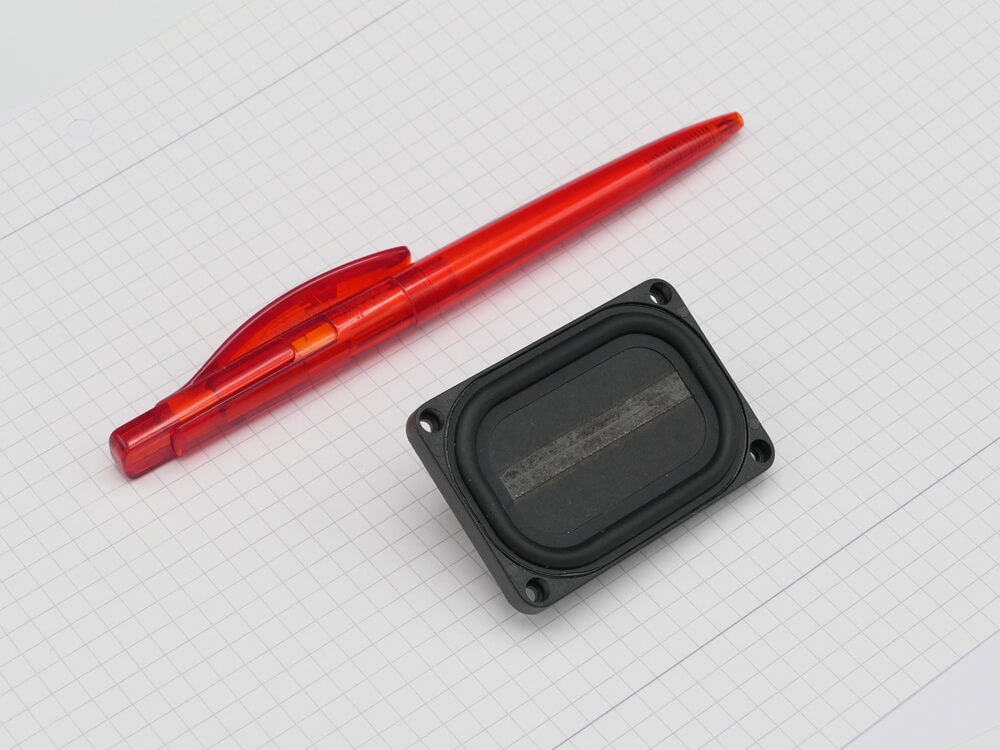 Flach-Lautsprecher 8 Ohm/4W. Für 12V-Betrieb. 61x42x13mm