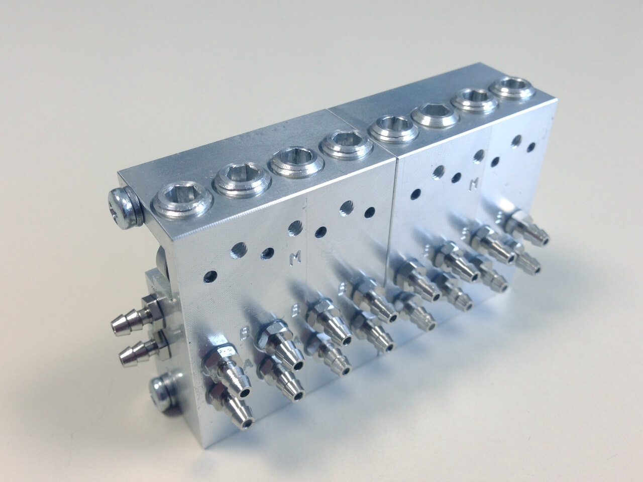 Micro-Hydraulik-Steuerventil 8-fach, bis 10bar 43x19x72mm