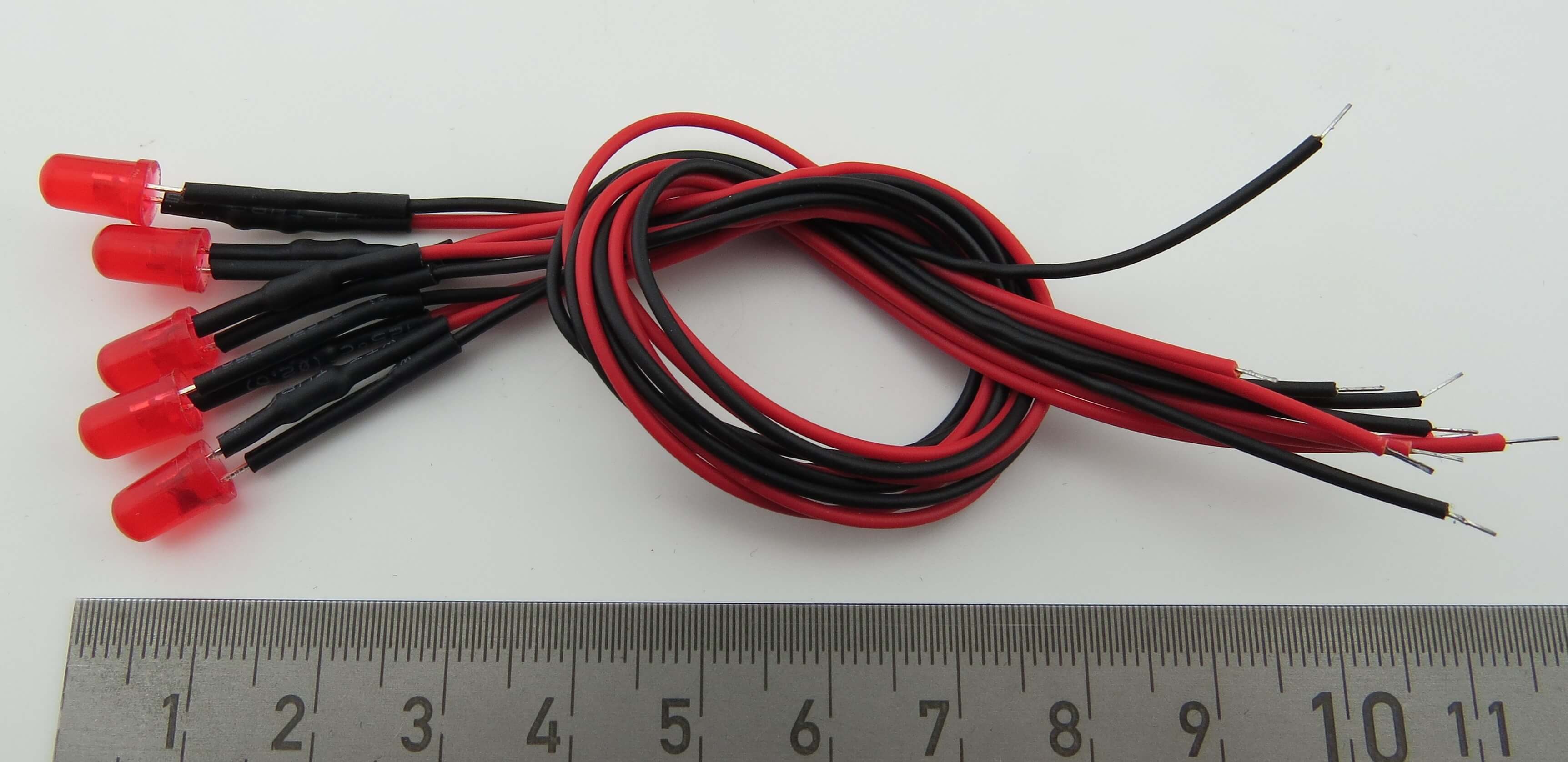 LEDs rot 5mm, rotes Gehäuse, mit ca. 20cm Litzen, 5 Stück