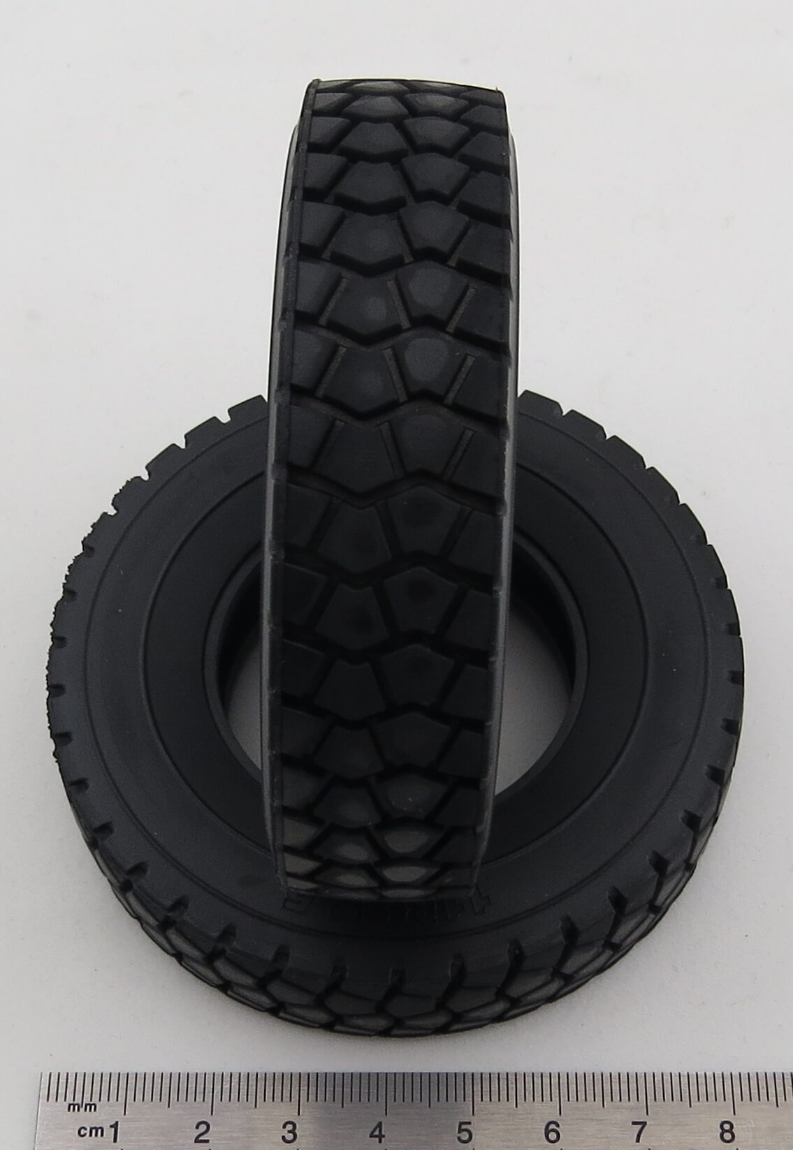 2 Geländereifen 11R22.5 Tamiya. Hohl- reifen. Außen:84mm
