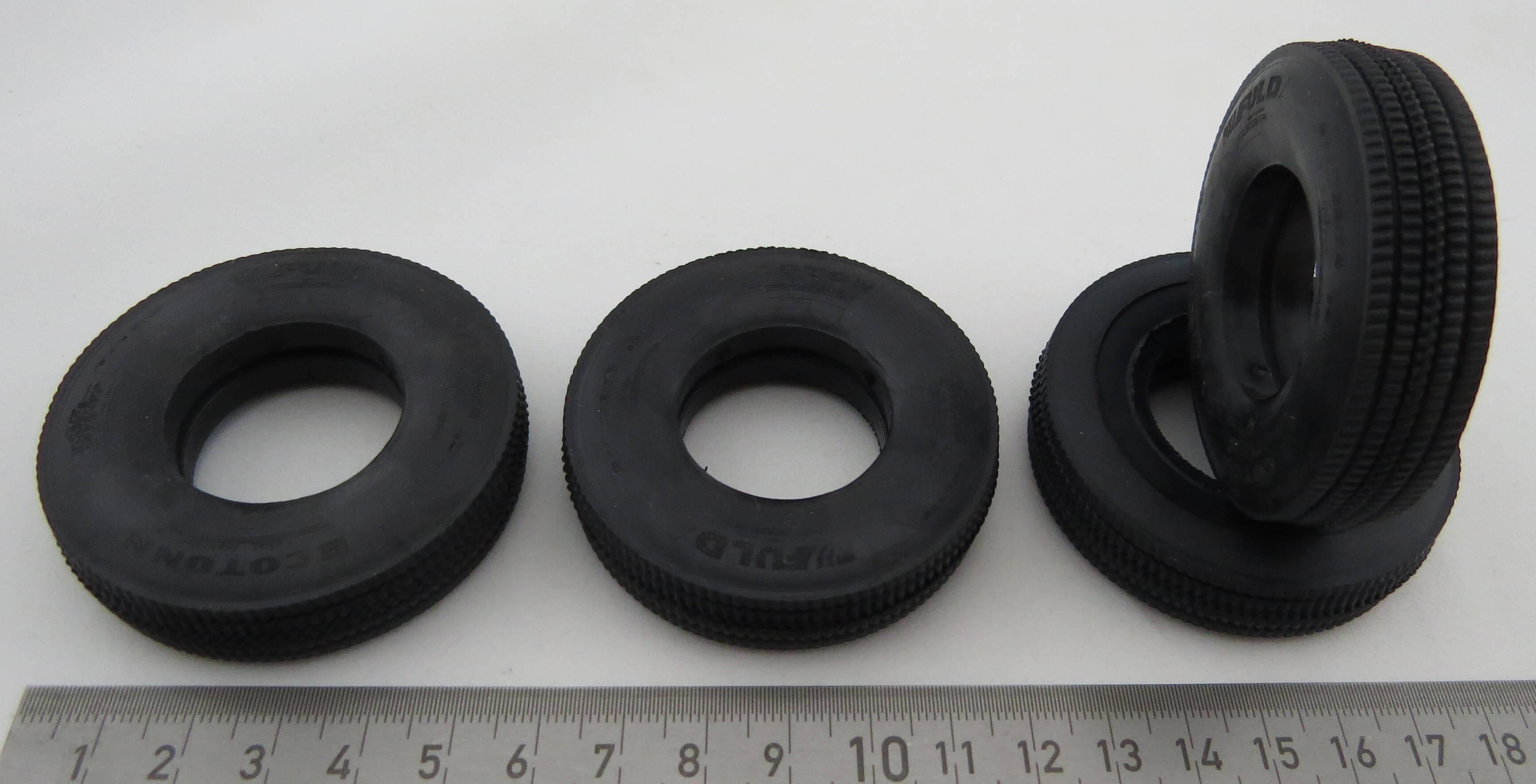 Tiefladerreifen, 4 Stück, Vollgummi, 59x29x16mm (außen) Tiefladerreifen, 4 Stück, Vollgummi, 59x29x16mm (außen)