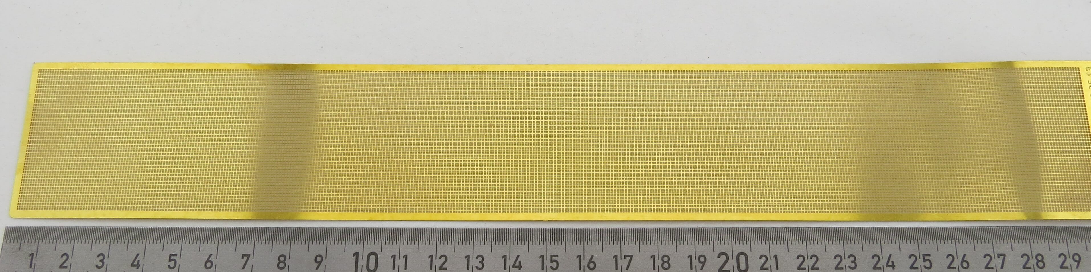 1 Streifen Lochblech, Messing 0,2mm. Größe ca. 305x45mm. 1 S