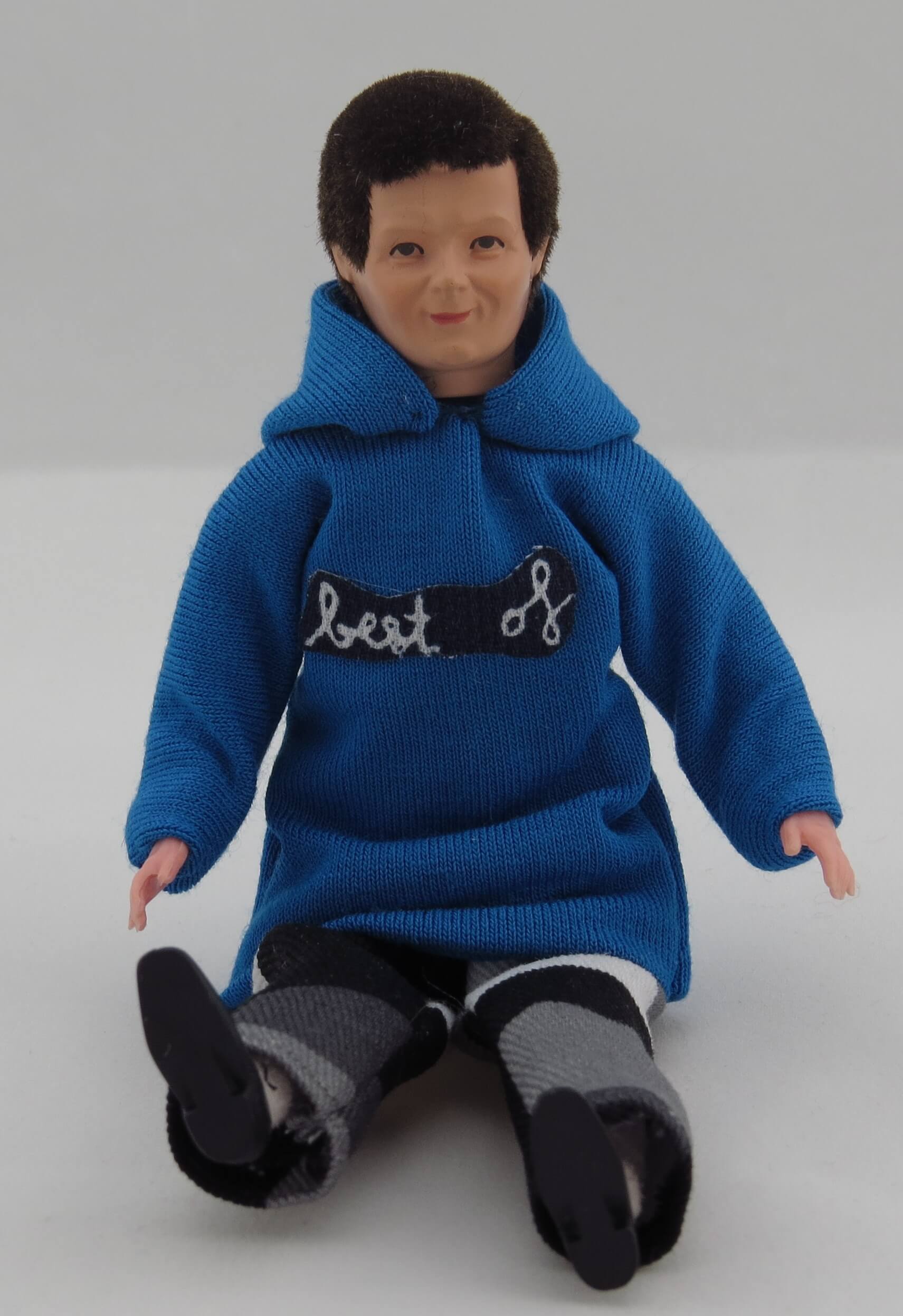 1 Biegepuppe MANN, ca. 14cm hoch mit blauem Kapuzenpulli    