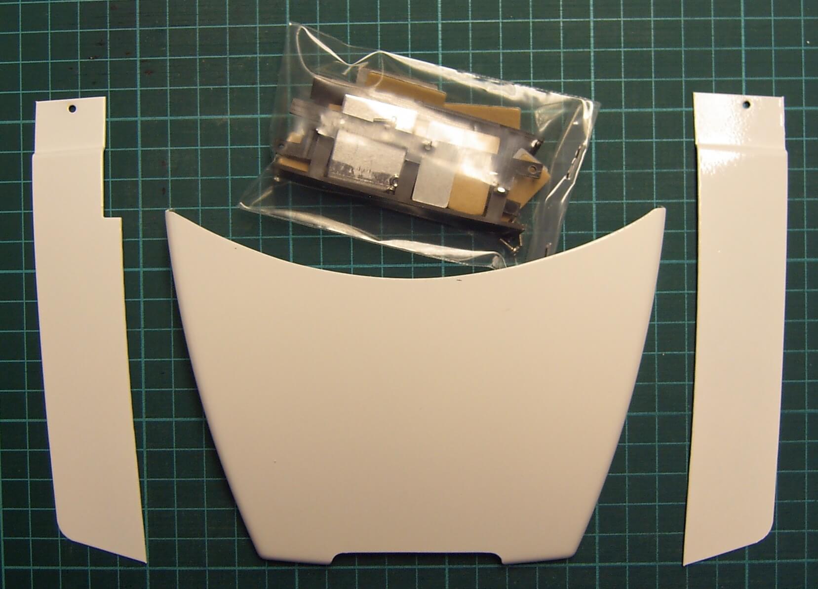 ACTROS Dachspoiler +Windleitblende weiß. (472) ACTROS Dachspoiler +Windleitblende weiß. (472)