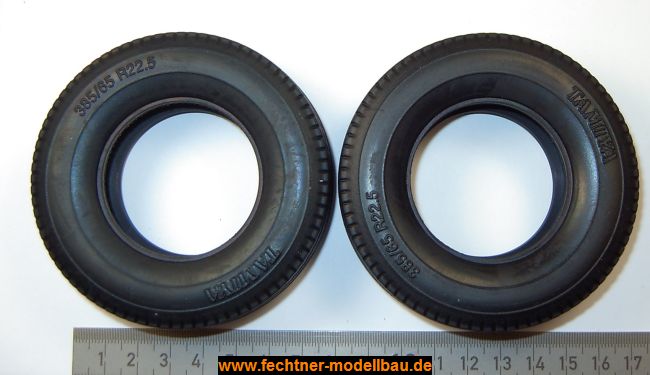 2 Strassen-Breitreifen, 385/65R22.5, TAM-Massstab, 83mm     