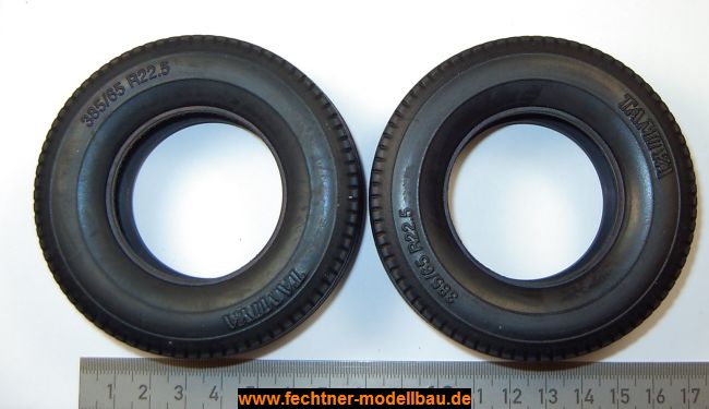 2 Strassen-Breitreifen, 385/65R22.5, TAM-Massstab, 83mm 2 Strassen-Breitreifen, 385/65R22.5, TAM-Massstab, 83mm