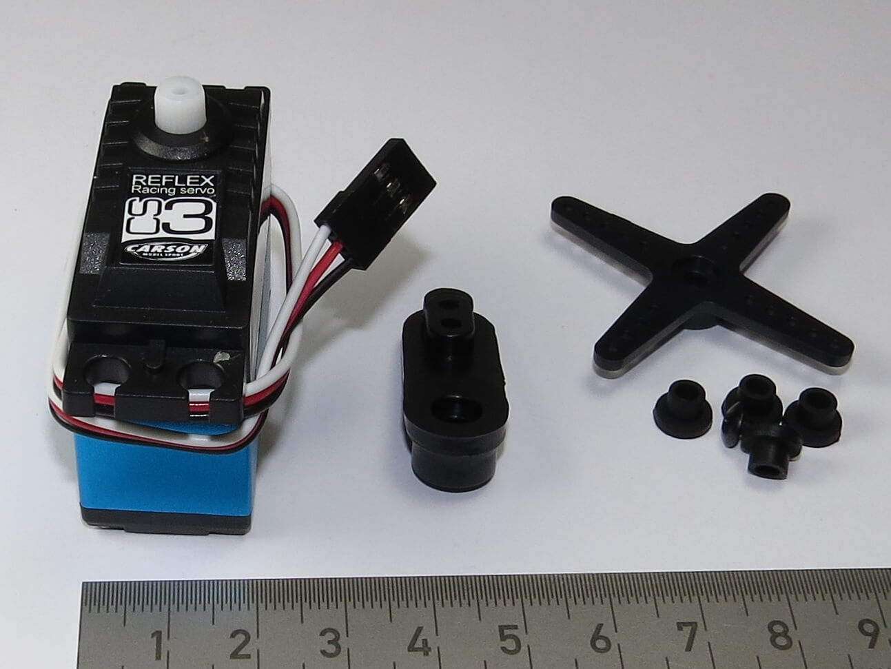 Standard-Servo CS-3 mit JR-Stecker.   Maße: 38,5x19x32mm