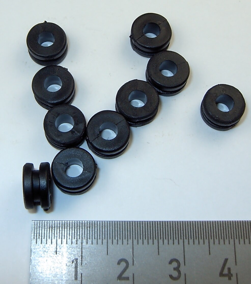 10 runde Tüllen aus Weich-PVC, schwarz.  Ca. 9mm            