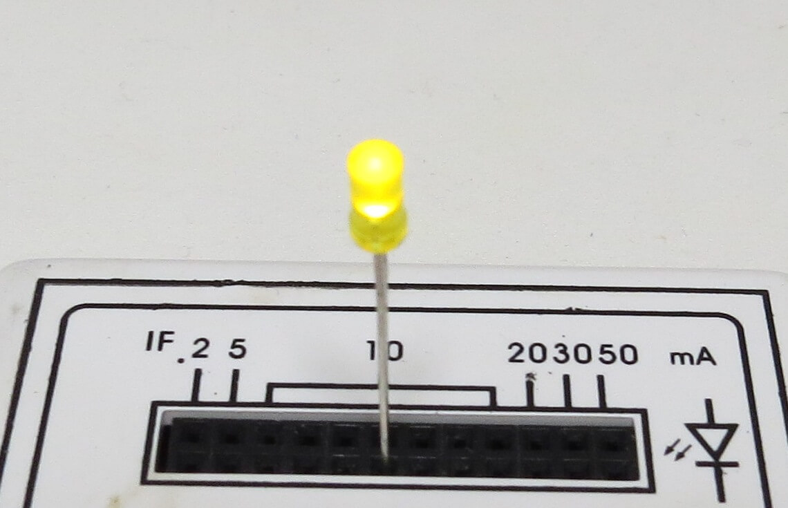 1x LED gelb 3mm, zylindrisch, diffuses   gelbes Gehäuse. 2,3