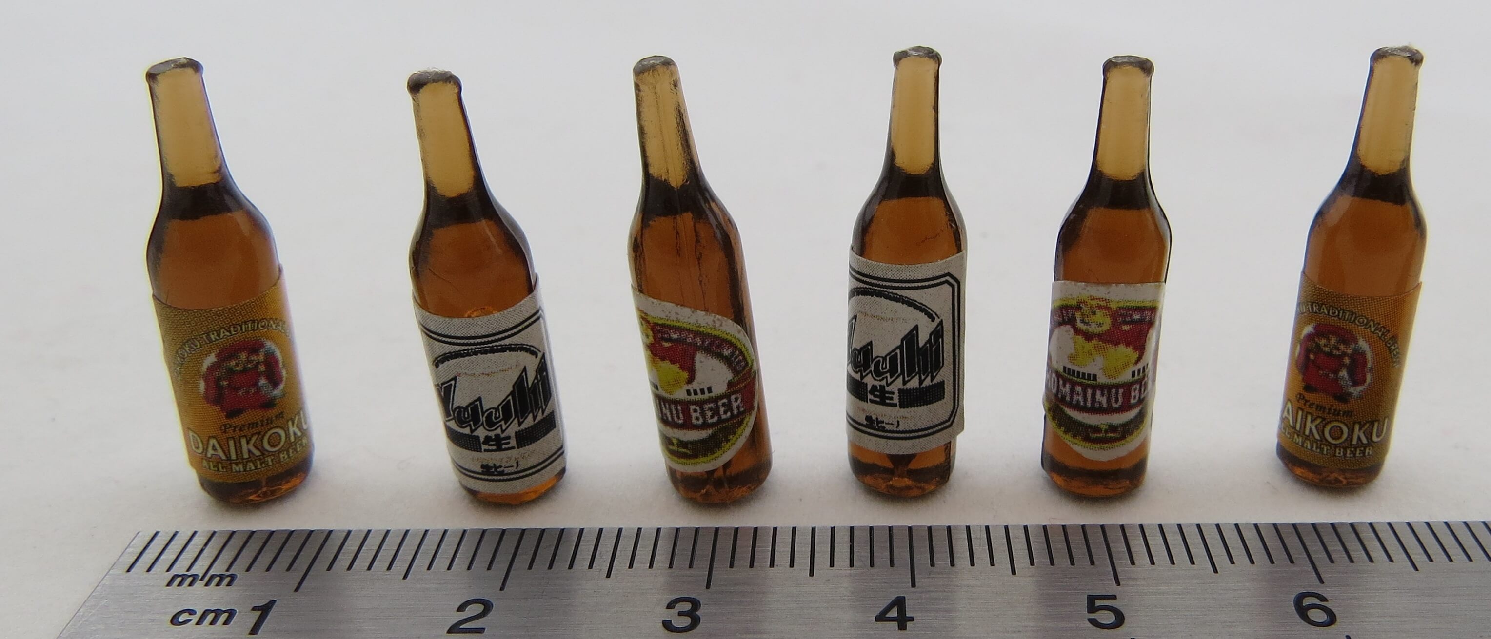 1 Bierflasche, braun, ca.6x24mm. Mit diversen Etiketten. -Ke