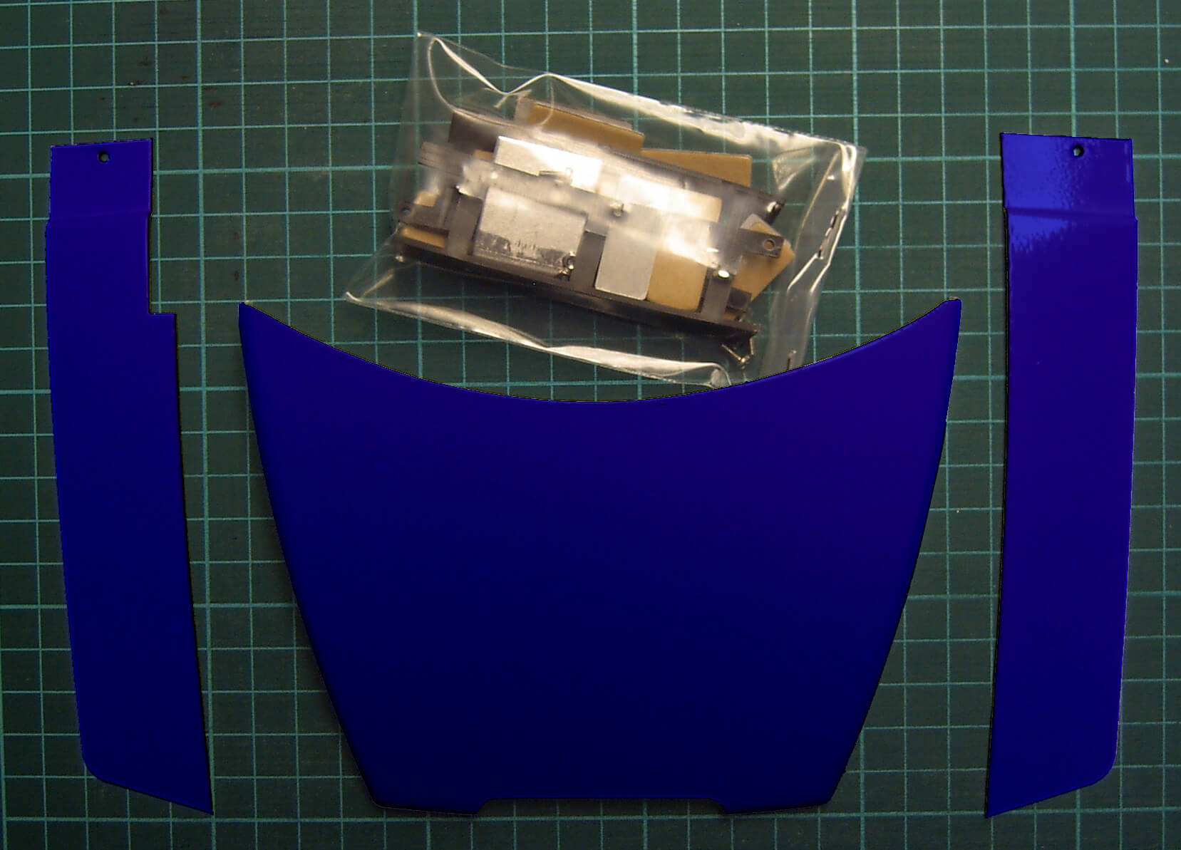 ACTROS Dachspoiler +Windleitblende blau  (473) ACTROS Dachspoiler +Windleitblende blau  (473)