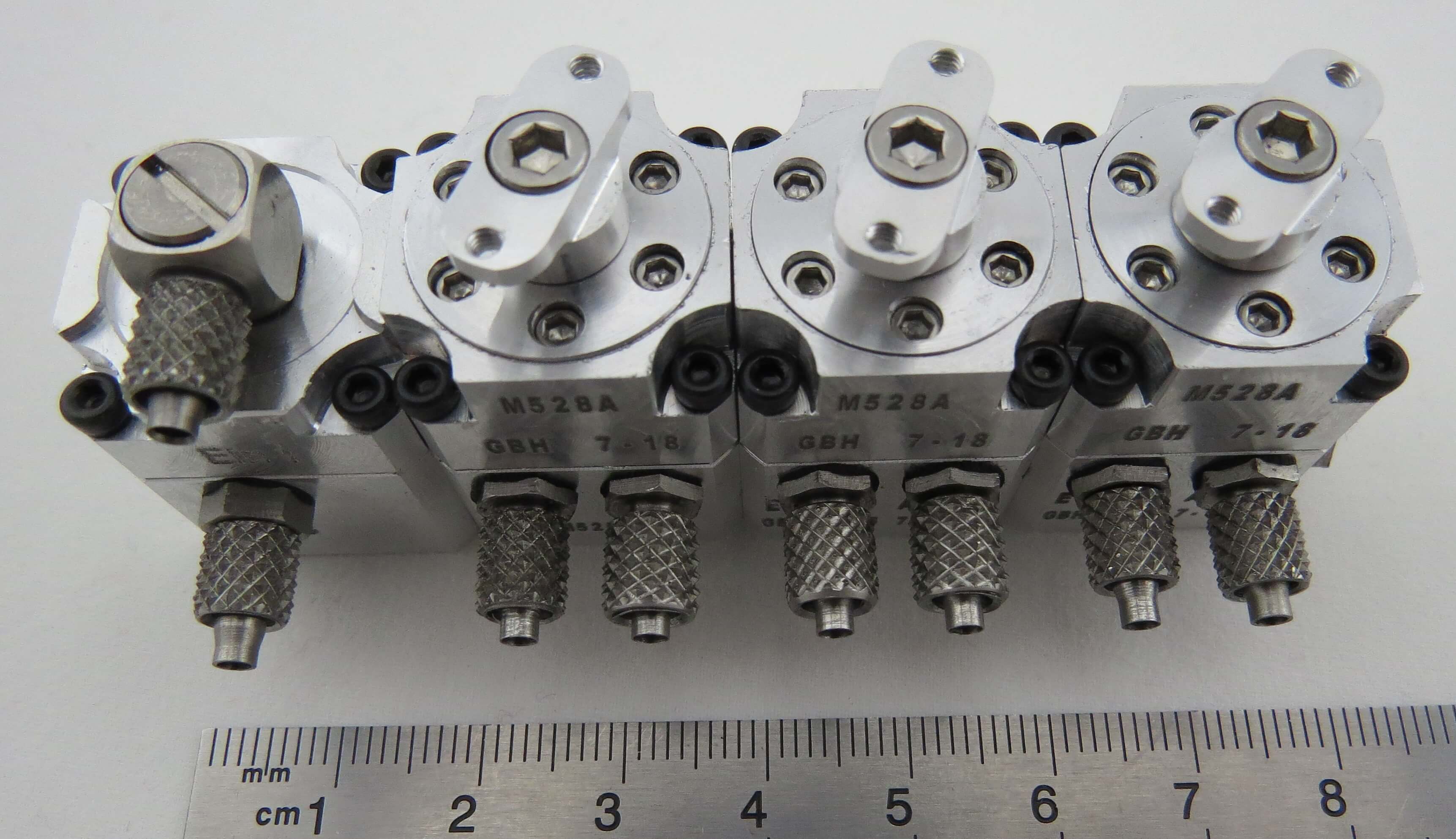 Hydraulik-Steuerventil 3-fach mit Ein-/Auslass-Block        