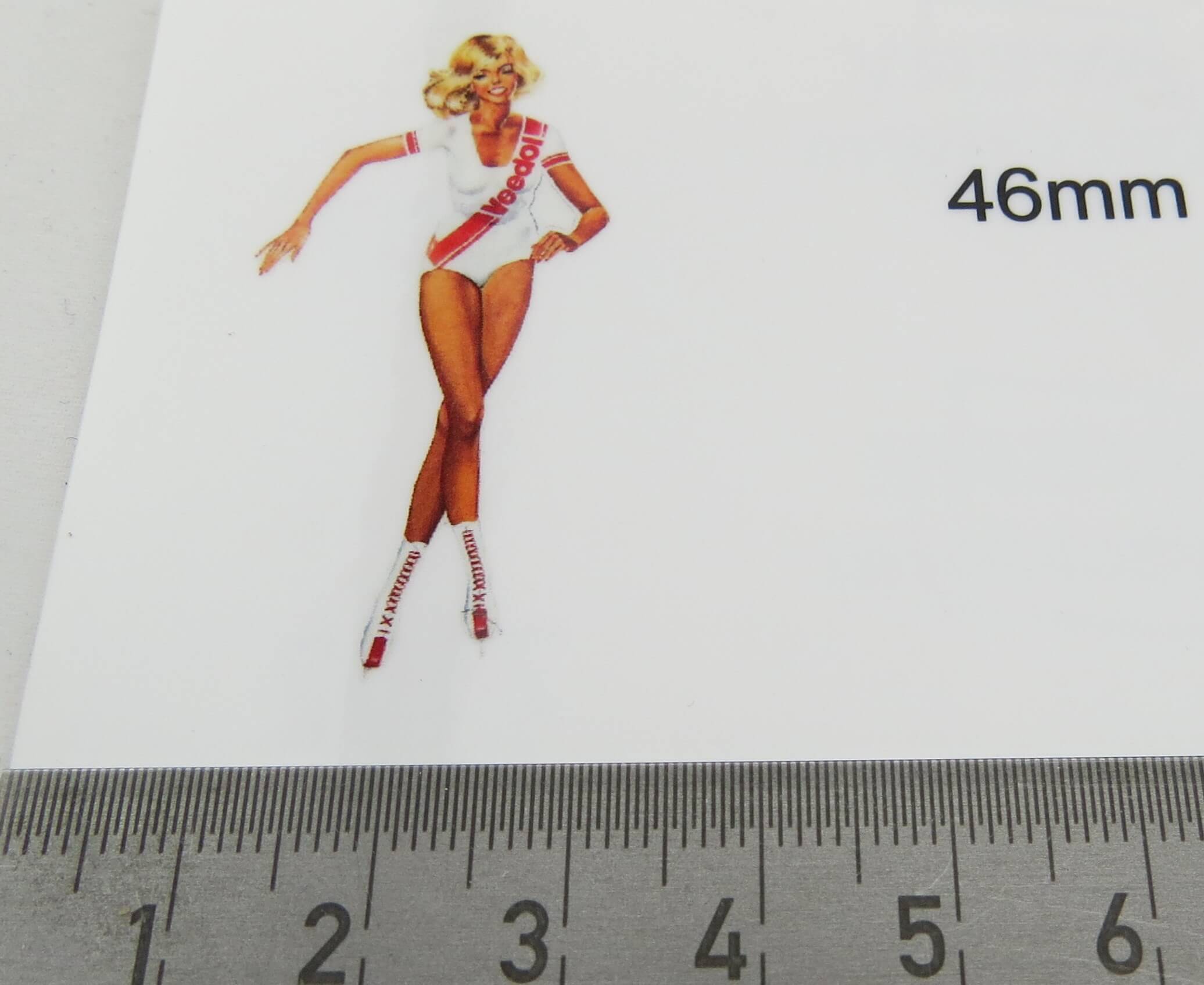 Veedol-Mädchen auf weißer selbstklebender Folie. 46mm V3