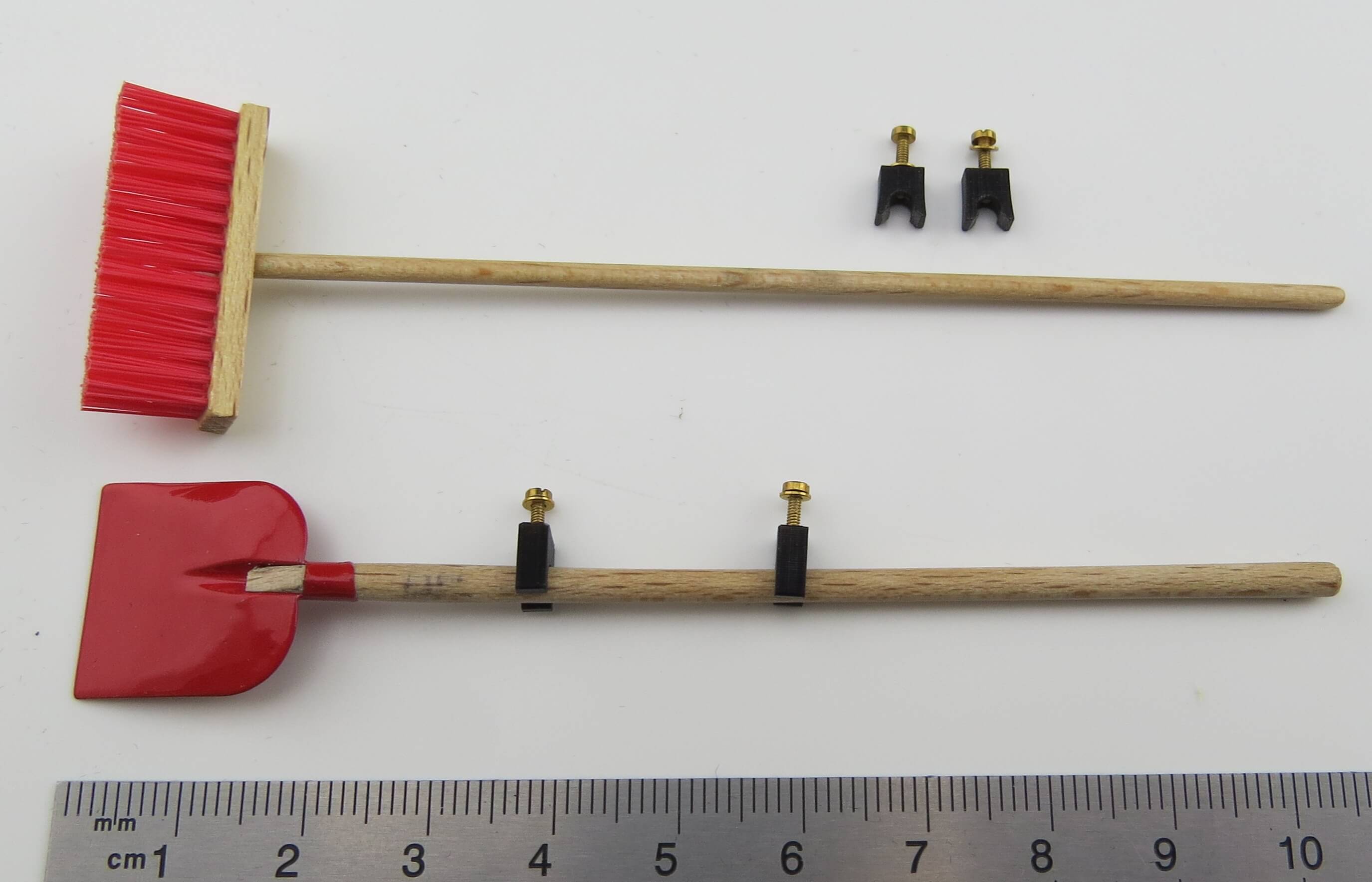 Besen (rot) und Holsteiner Schaufel (rot). Je ca. 11 cm     