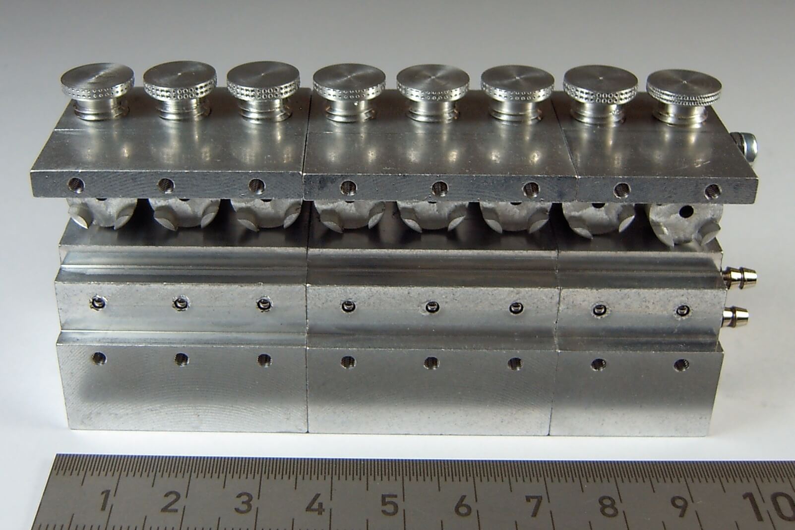 1 Hydraulik-Steuerventil 8-fach, bis 10bar. Maße (ohne      