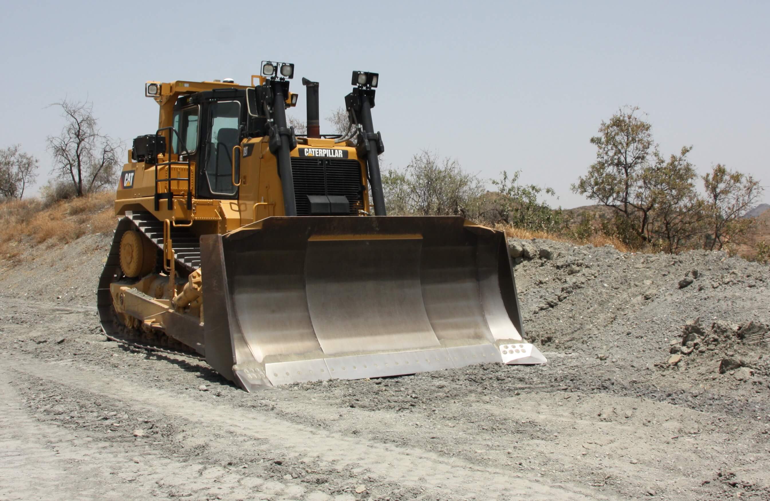 1 Komplett-Bausatz Kettendozer CAT D9T.  Bausatz mit allen  