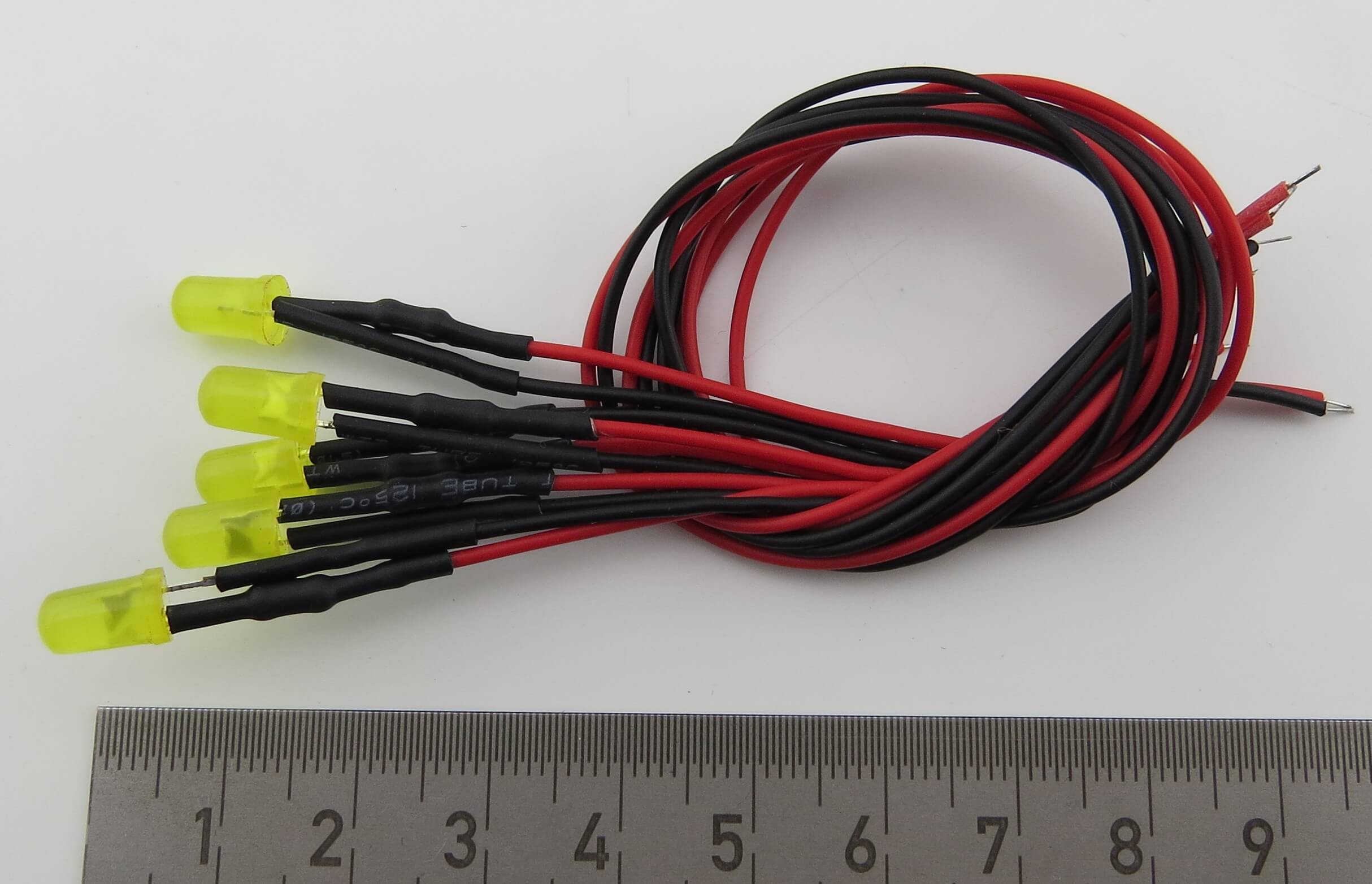 LEDs gelb 5mm, gelbes Gehäuse, mit ca. 20cm Litzen, 5 Stüc