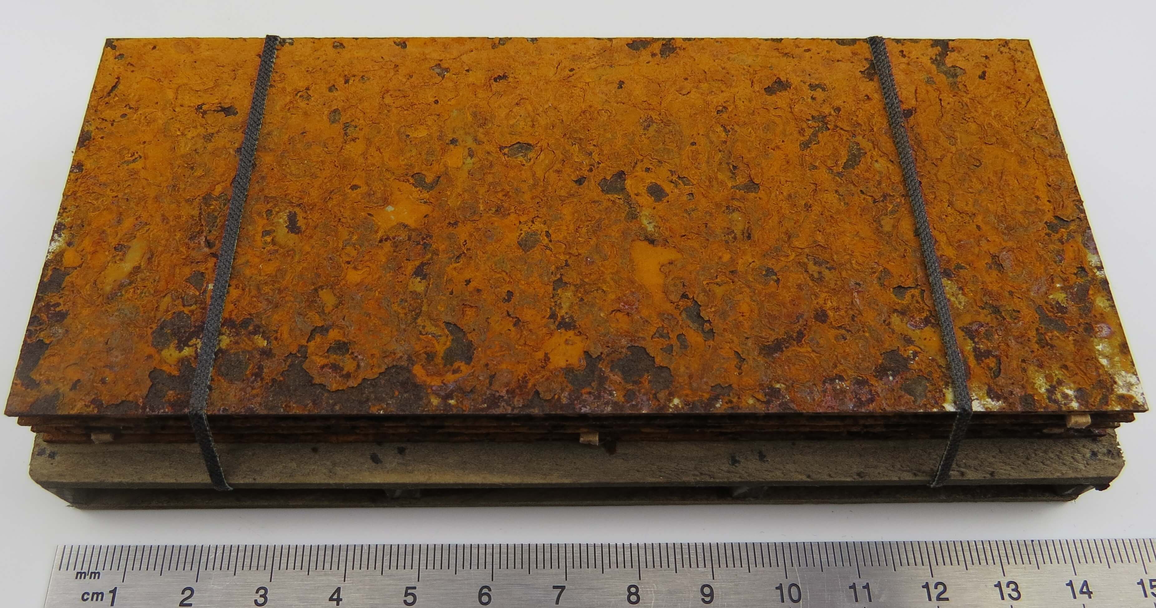 rostender Stahlplatten-Stapel auf Sonderpalette, für den