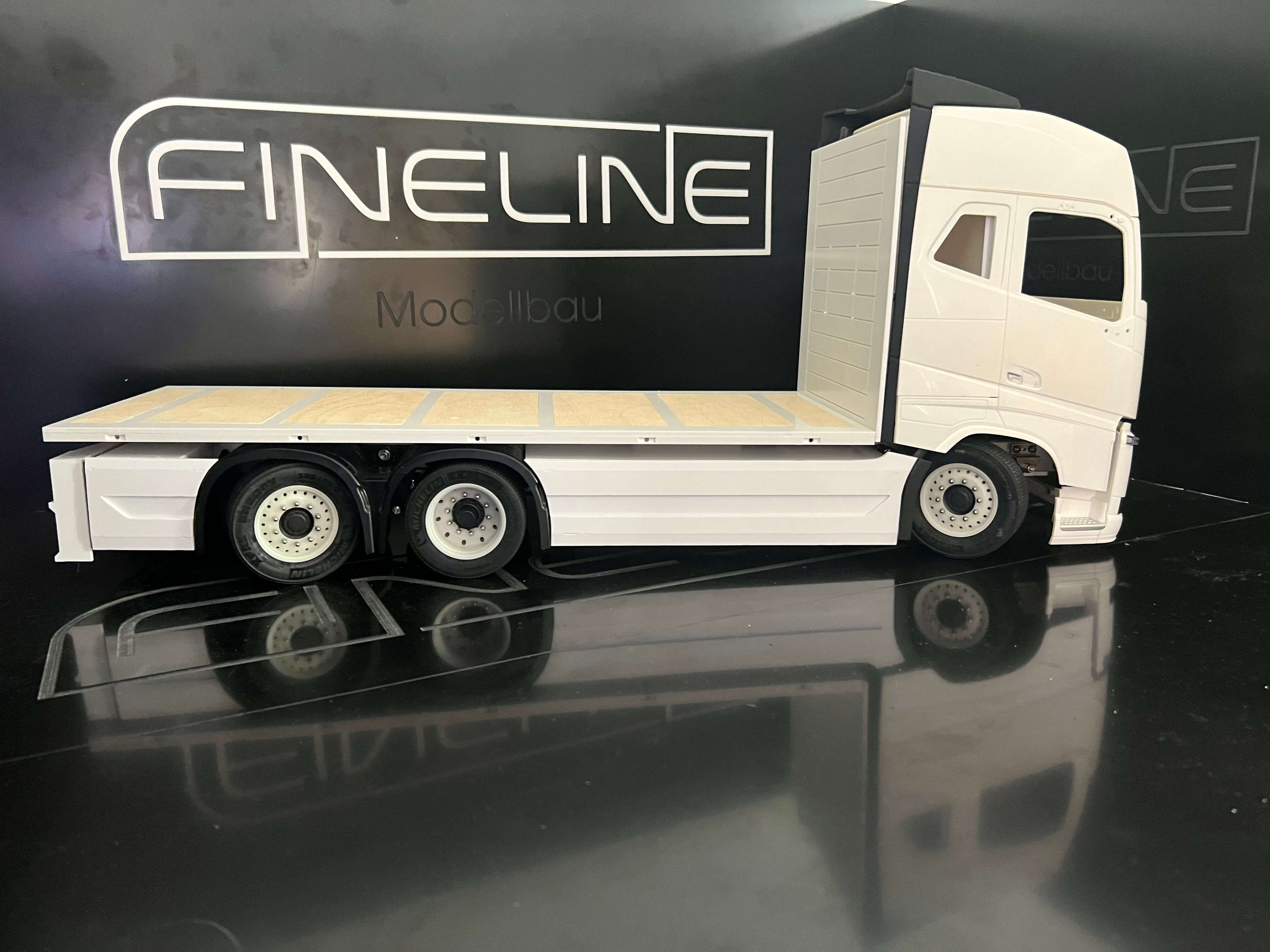 FineLine Staukisten Vorne im Volvo FH16 Look Hängerzug      