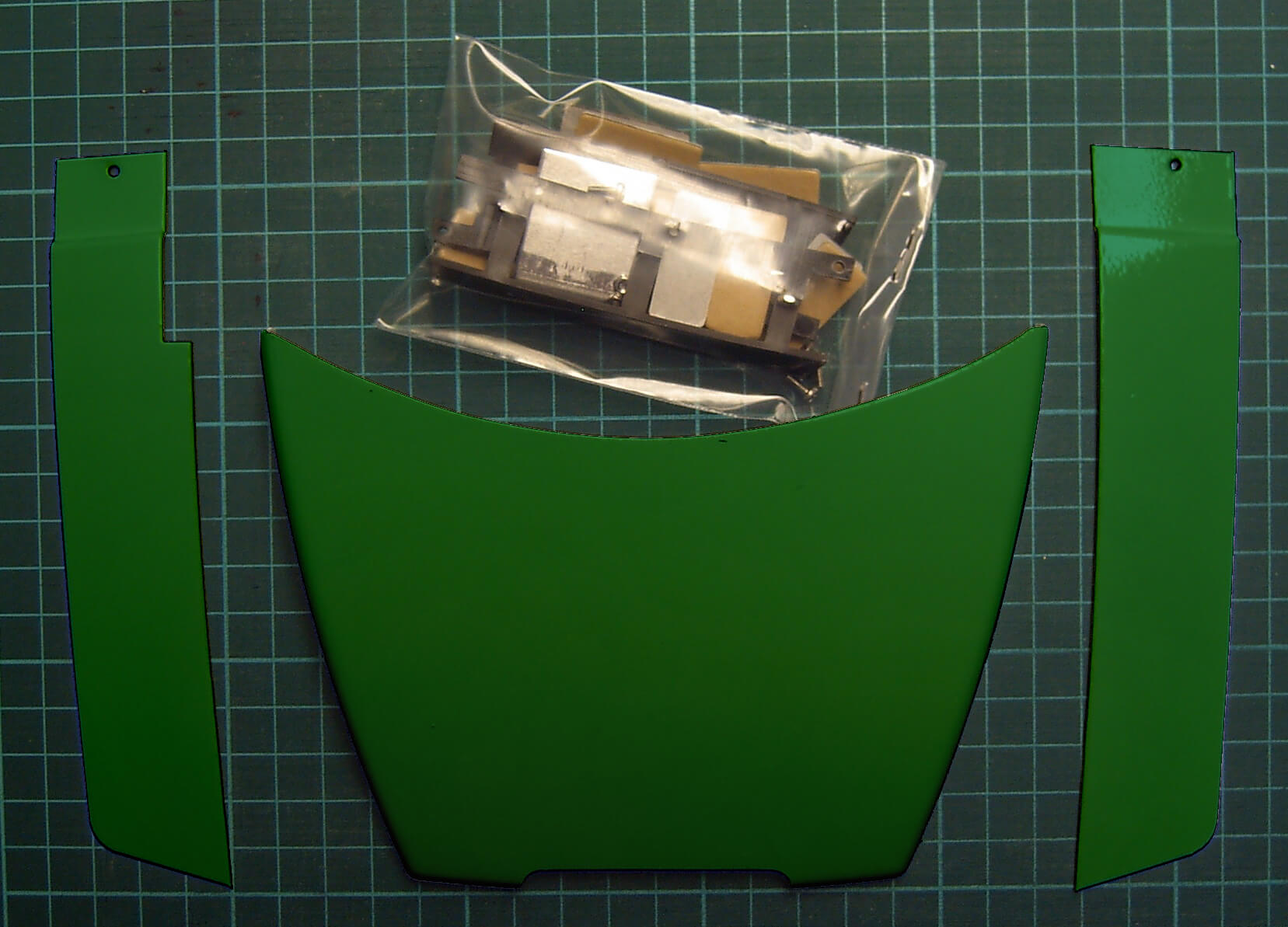 ACTROS Dachspoiler +Windleitblende grün  (475) ACTROS Dachspoiler +Windleitblende grün  (475)