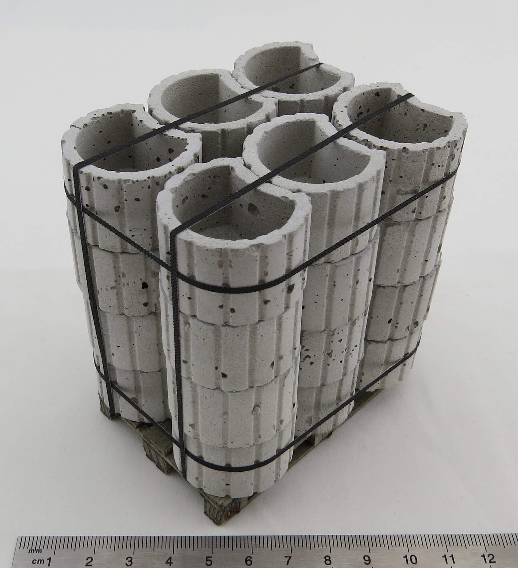 Betonstein-Palette im Maßstab 1:14,5.Pflanzringe aus Beton  