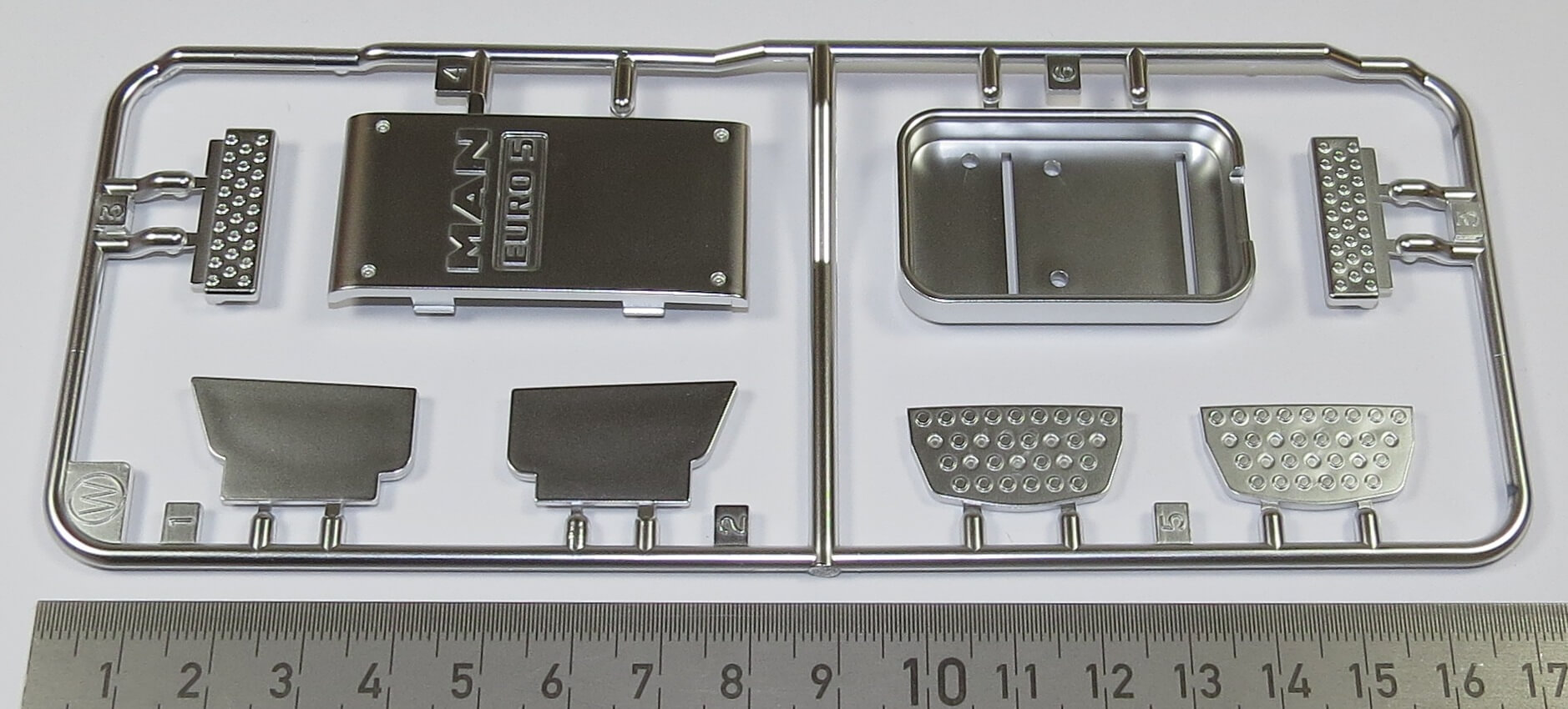 1 Spritzguss-Teilesatz W-Teile, chrom matt für MANs von     
