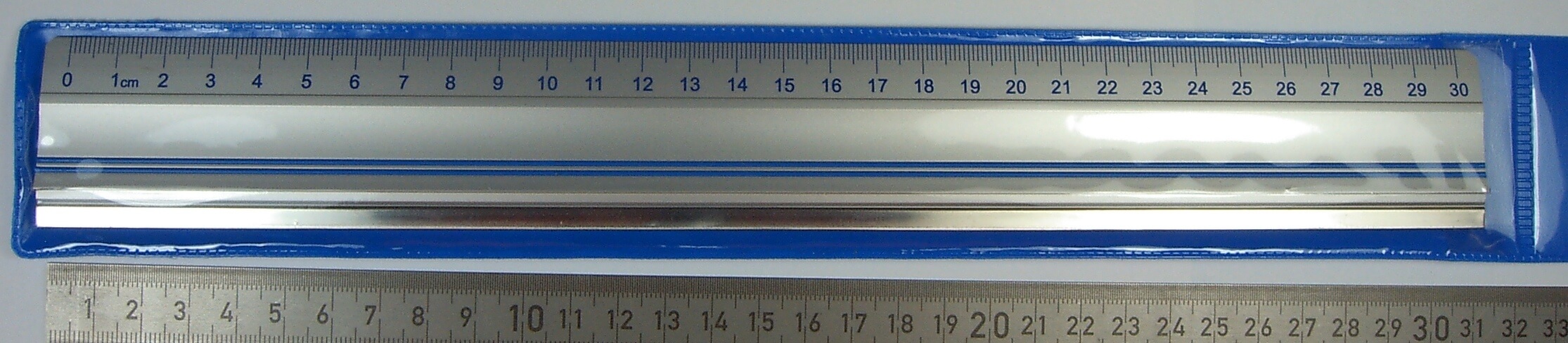 Schneidelineal, Alu mit Stahlkante. 300mm. Mit 1 Schneidelineal, Alu mit Stahlkante. 300mm. Mit