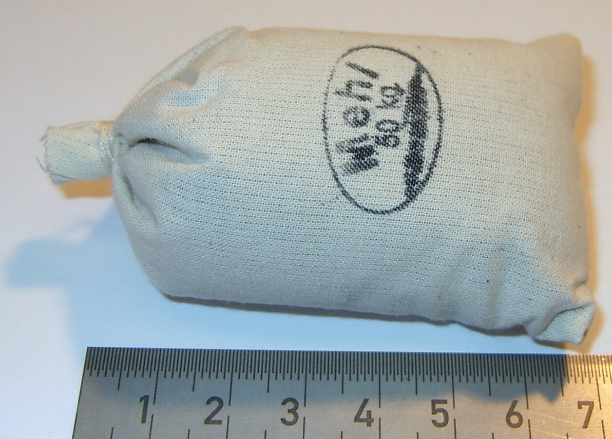 1 Mehlsack 4x7cm, natur, ca. 93gr. Füllung besteht aus      