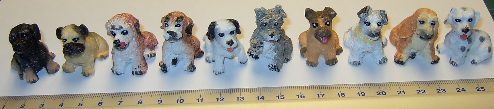 Kleiner Hund ca. 3cm hoch, verschieden Typen, bemalt, je 1 Kleiner Hund ca. 3cm hoch, verschieden Typen, bemalt, je
