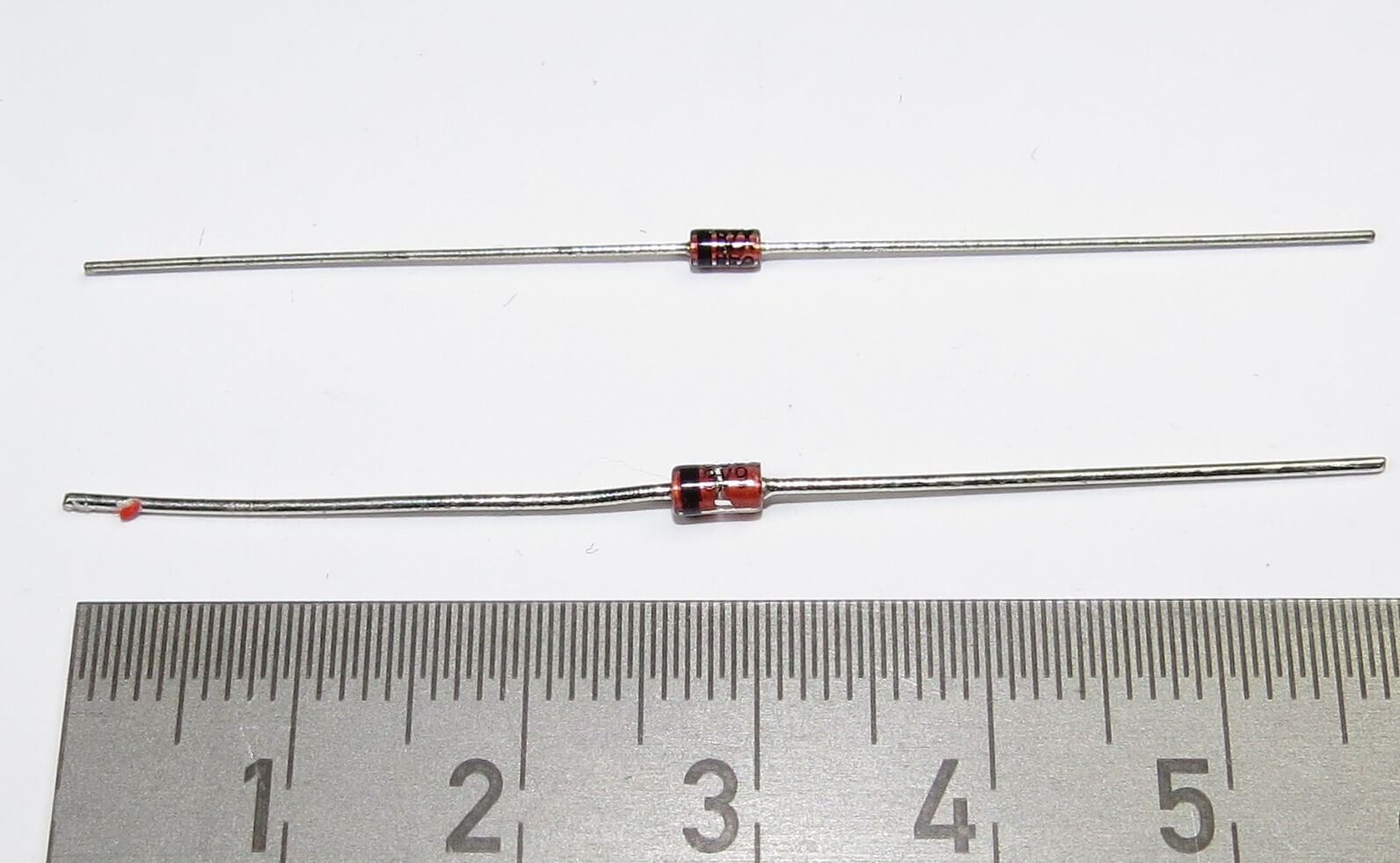 1x Z-Diode, axial bedrahtet, 2,4V 0,5W-Zenerdiode. Bauform