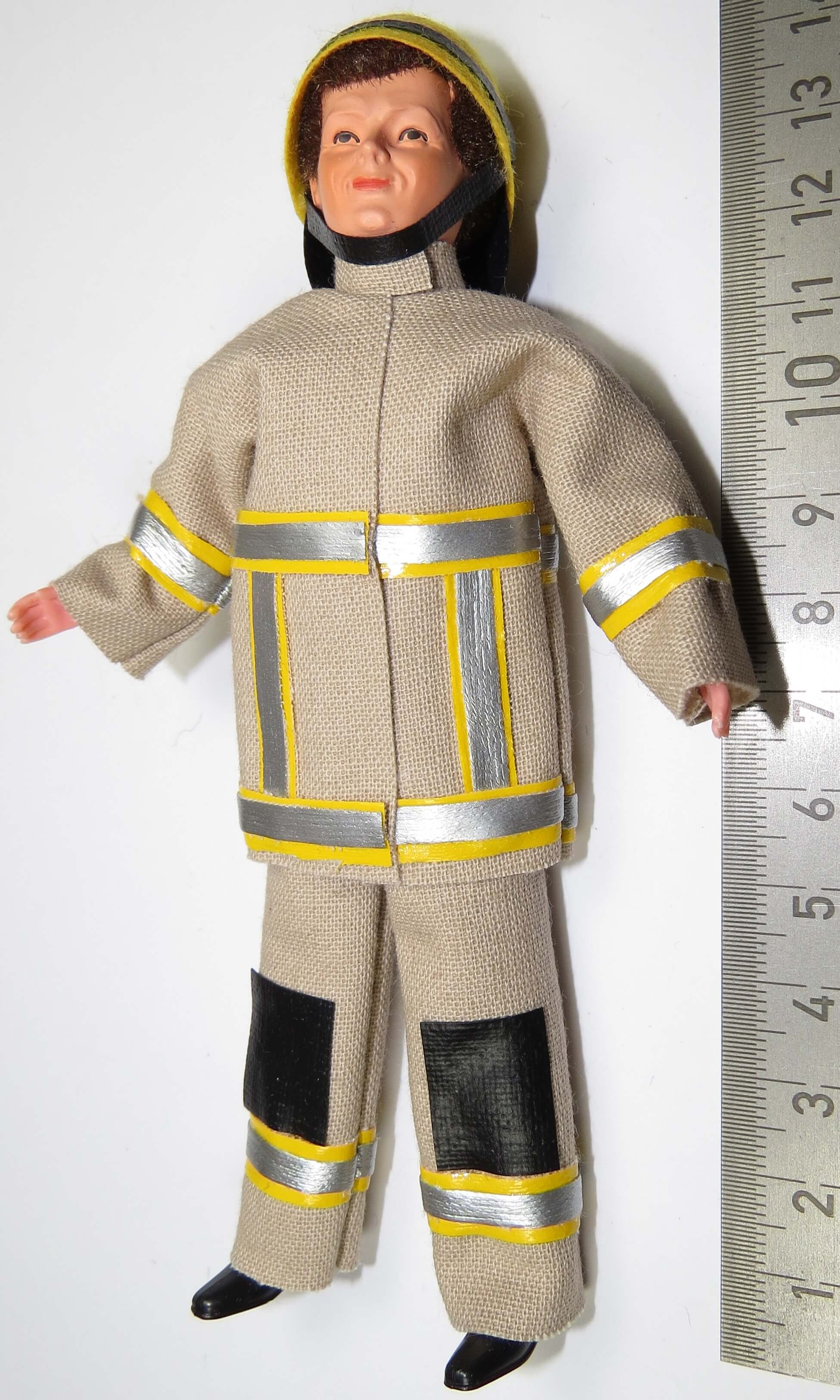 1 Biegepuppe FEUERWEHRMANN,14cm hoch mit  Feuerwehr-Anzug