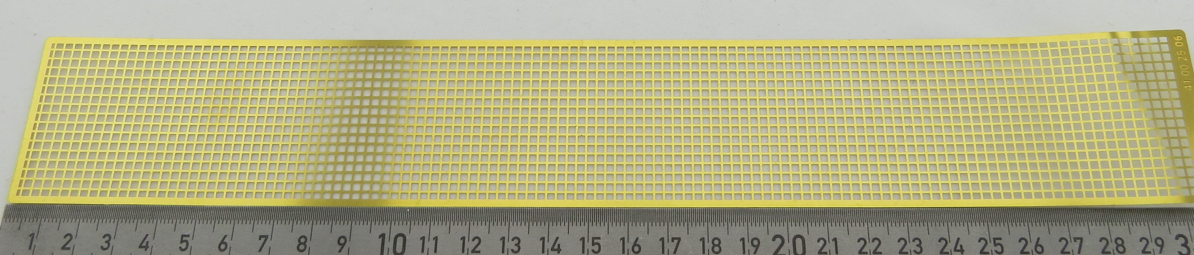 1 Streifen Lochblech, Messing 0,2mm. Größe ca. 305x45mm. 1 S