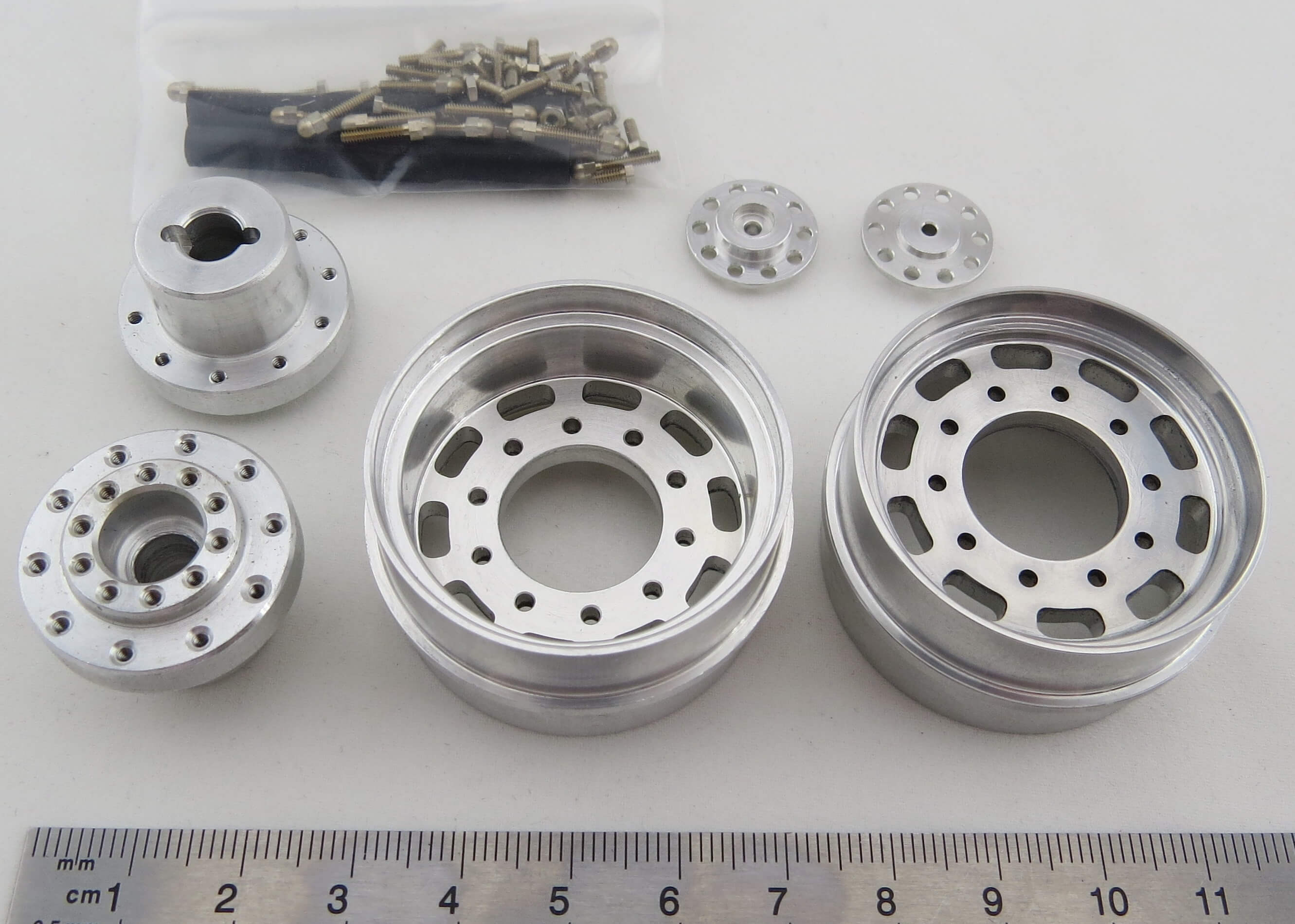Aluminium rim set driven front axle wide tires for